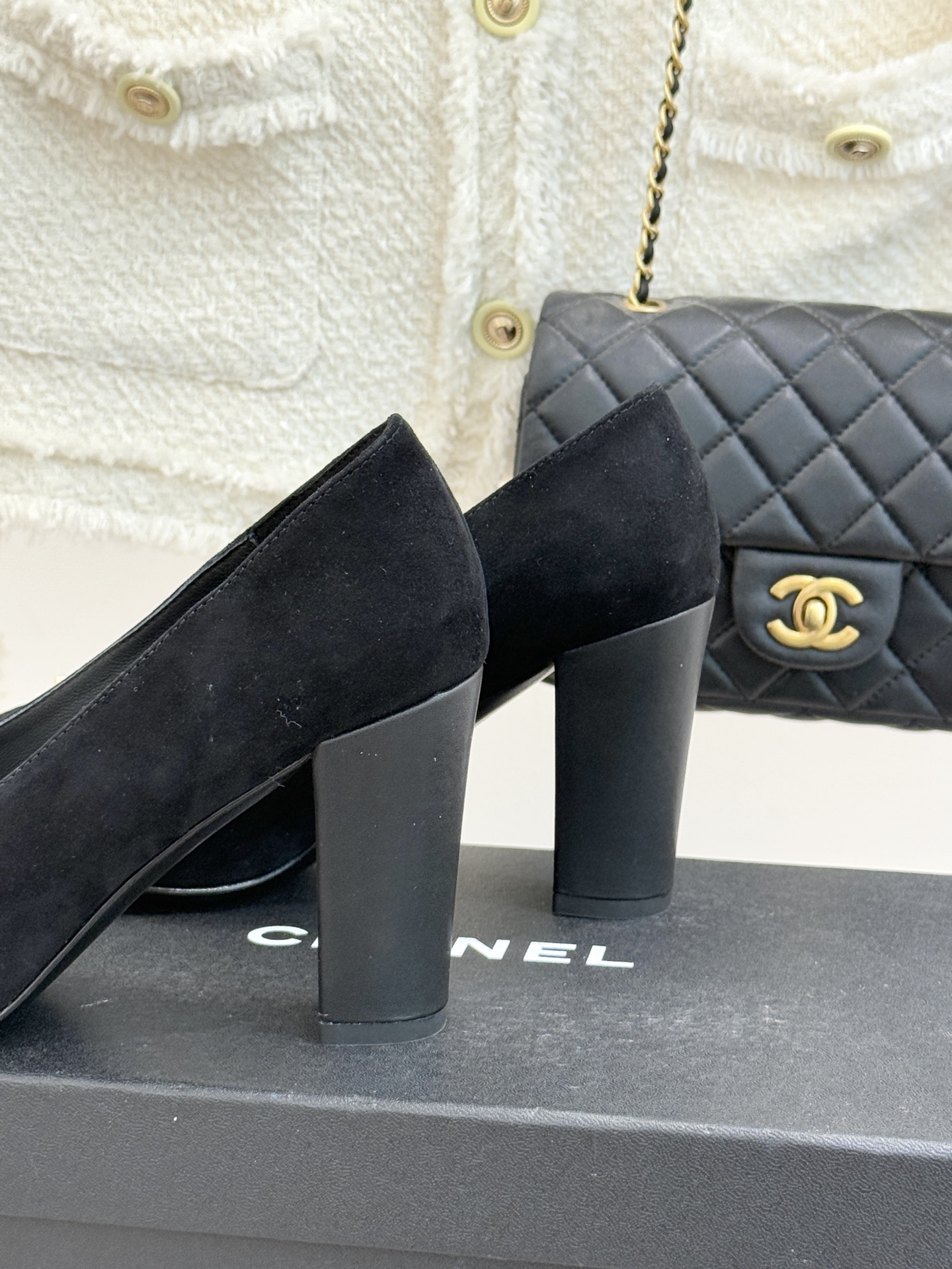 CHANE*｜小香25K走秀款双C大方头高跟鞋当巴黎大皇宫的秀场灯光聚焦于足尖这双走秀款大方头高跟鞋便以