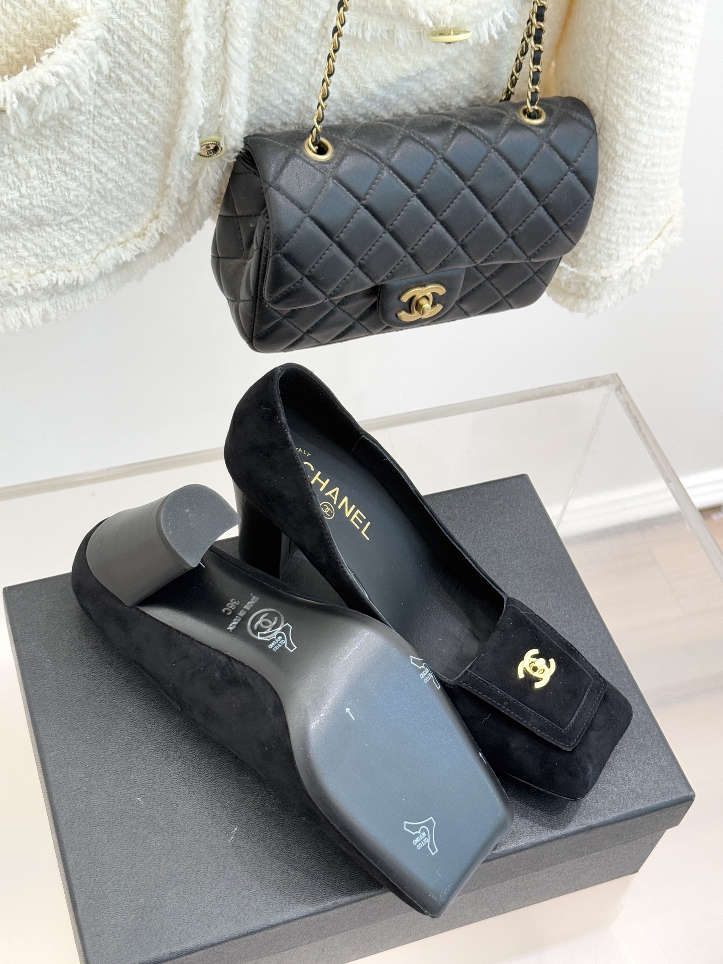 CHANE*｜小香25K走秀款双C大方头高跟鞋当巴黎大皇宫的秀场灯光聚焦于足尖这双走秀款大方头高跟鞋便以