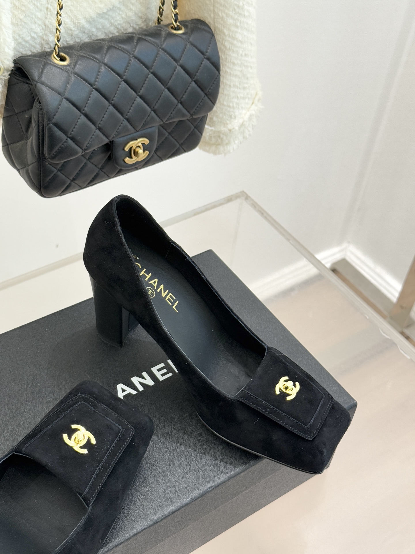 CHANE*｜小香25K走秀款双C大方头高跟鞋当巴黎大皇宫的秀场灯光聚焦于足尖这双走秀款大方头高跟鞋便以