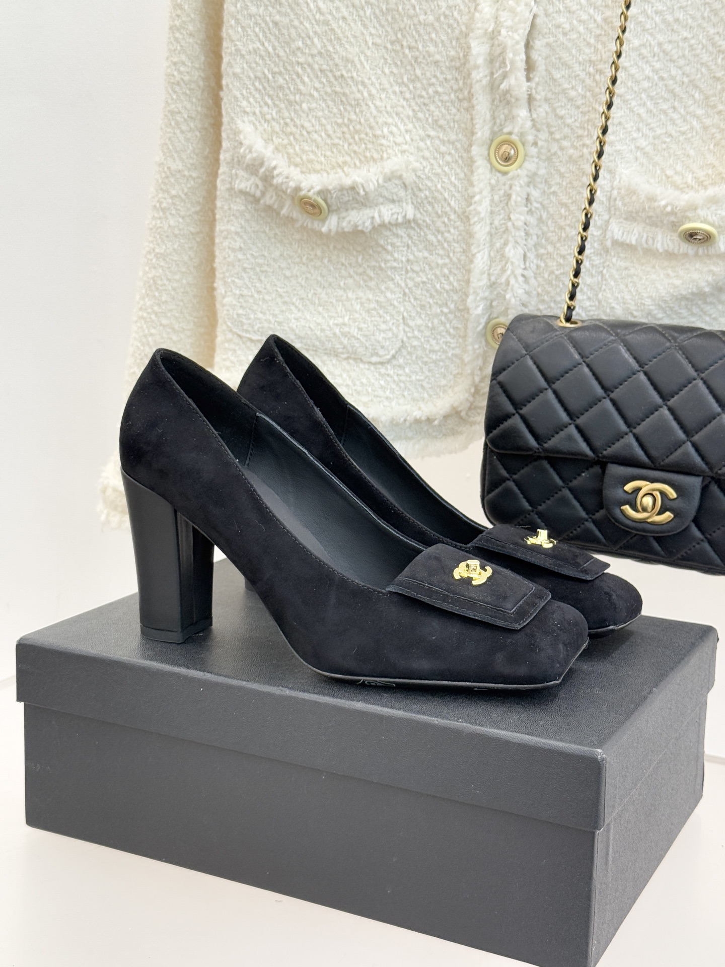 CHANE*｜小香25K走秀款双C大方头高跟鞋当巴黎大皇宫的秀场灯光聚焦于足尖这双走秀款大方头高跟鞋便以