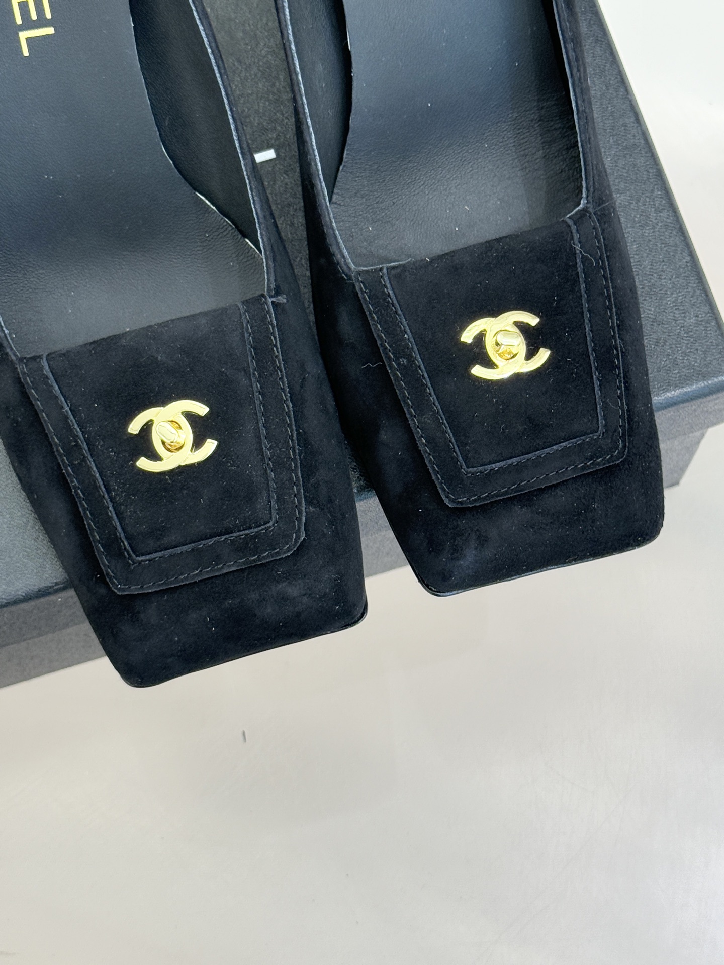 CHANE*｜小香25K走秀款双C大方头高跟鞋当巴黎大皇宫的秀场灯光聚焦于足尖这双走秀款大方头高跟鞋便以