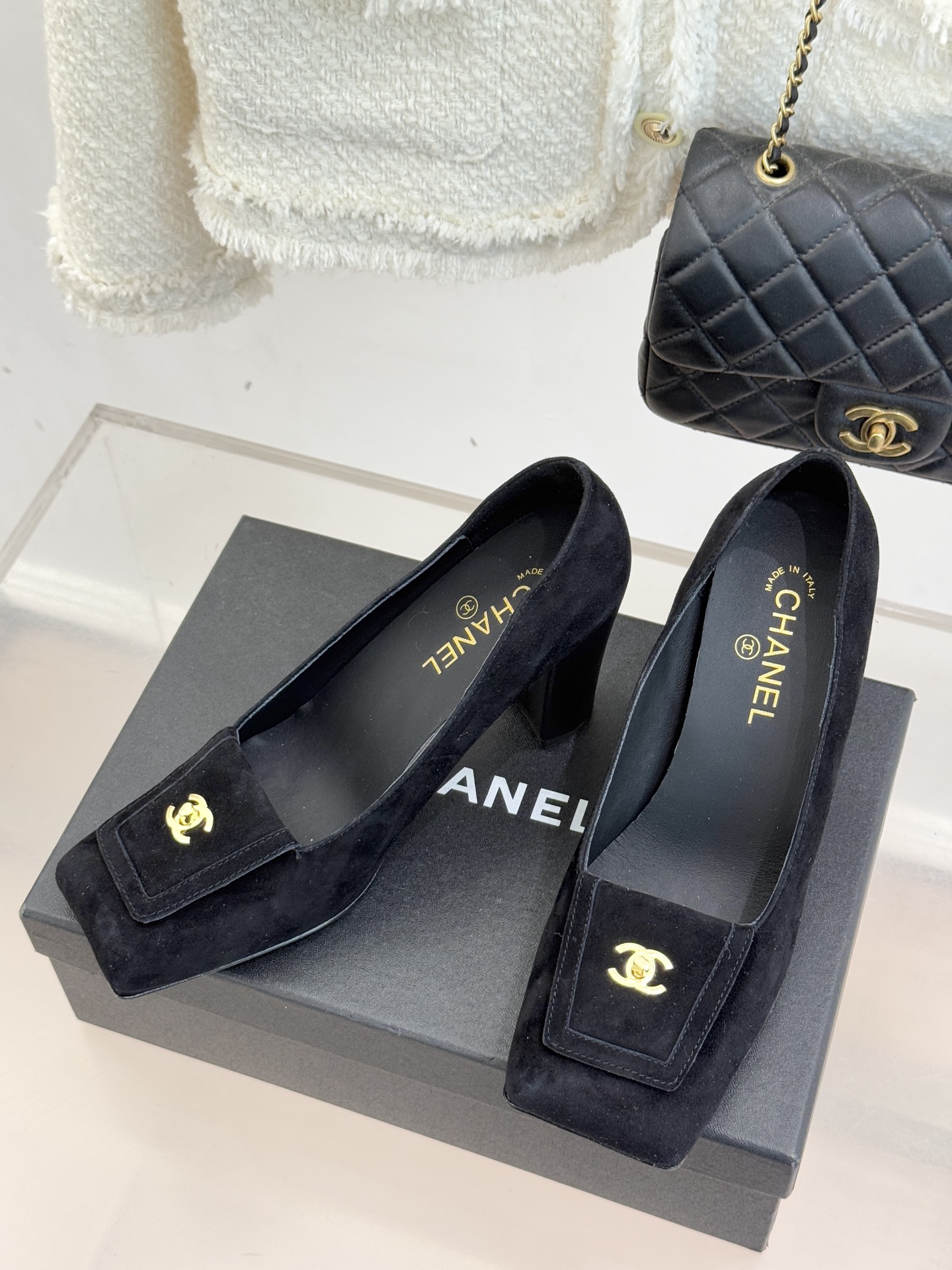 CHANE*｜小香25K走秀款双C大方头高跟鞋当巴黎大皇宫的秀场灯光聚焦于足尖这双走秀款大方头高跟鞋便以