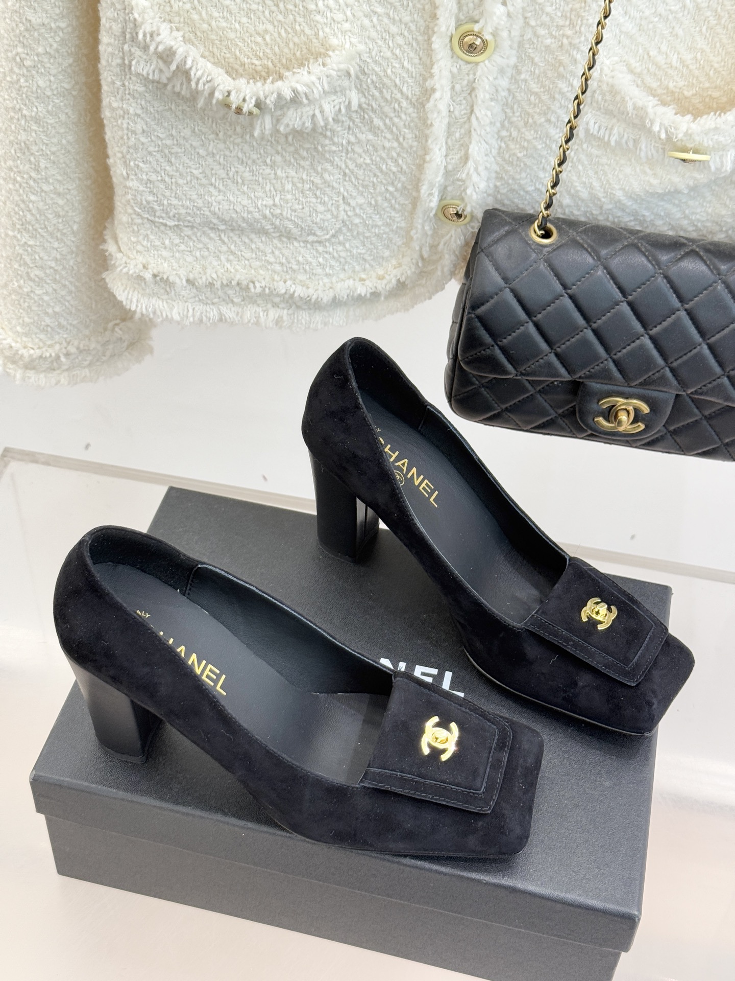 CHANE*｜小香25K走秀款双C大方头高跟鞋当巴黎大皇宫的秀场灯光聚焦于足尖这双走秀款大方头高跟鞋便以