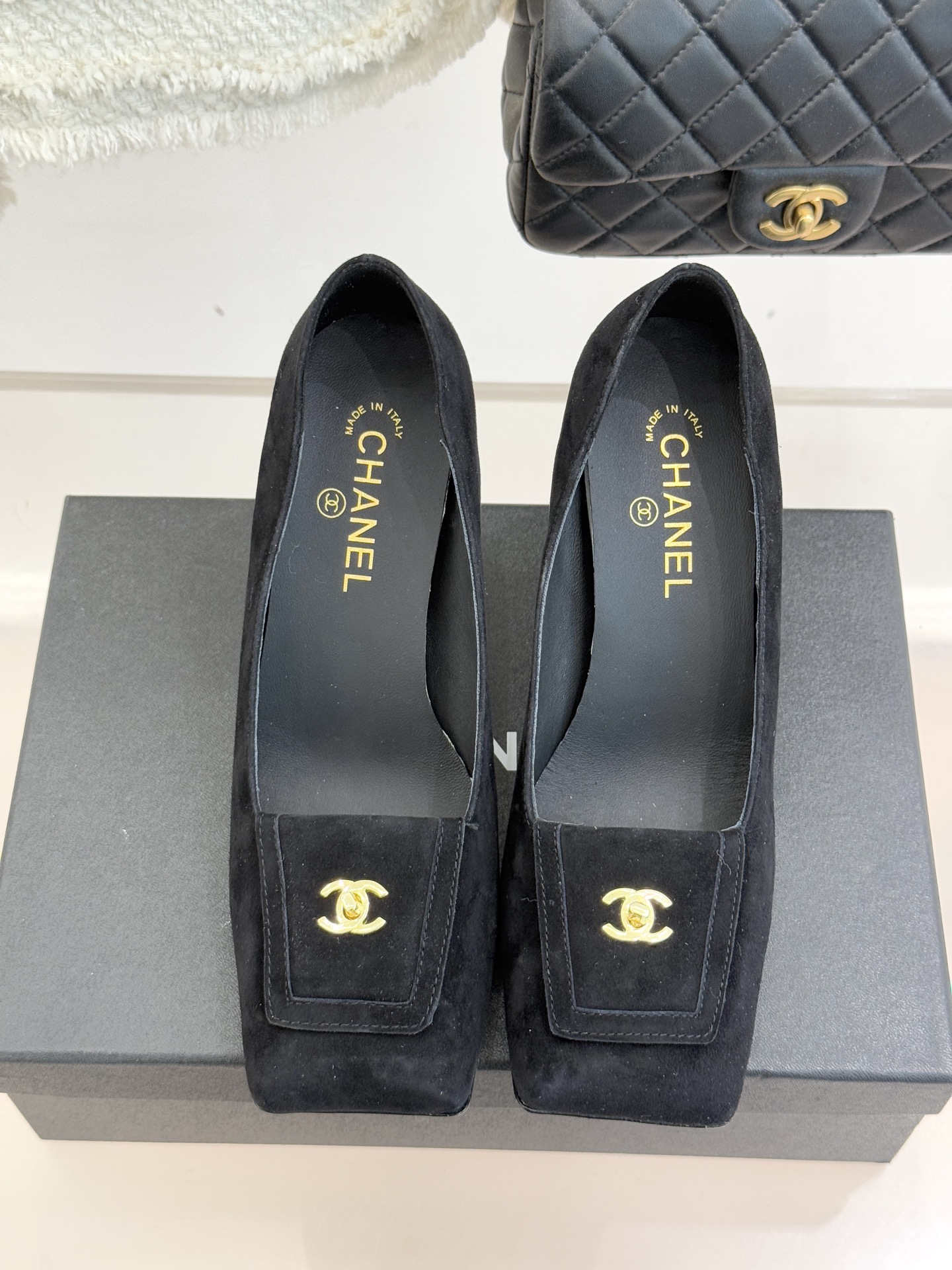 CHANE*｜小香25K走秀款双C大方头高跟鞋当巴黎大皇宫的秀场灯光聚焦于足尖这双走秀款大方头高跟鞋便以