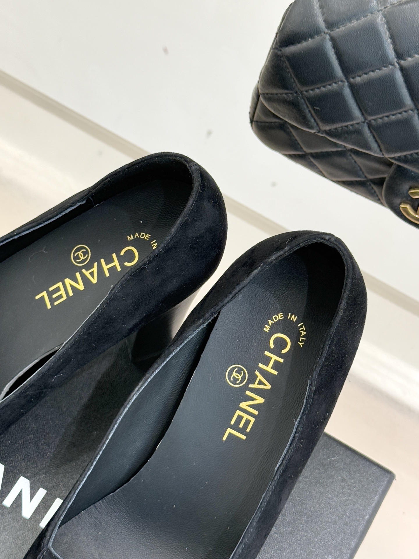 CHANE*｜小香25K走秀款双C大方头高跟鞋当巴黎大皇宫的秀场灯光聚焦于足尖这双走秀款大方头高跟鞋便以