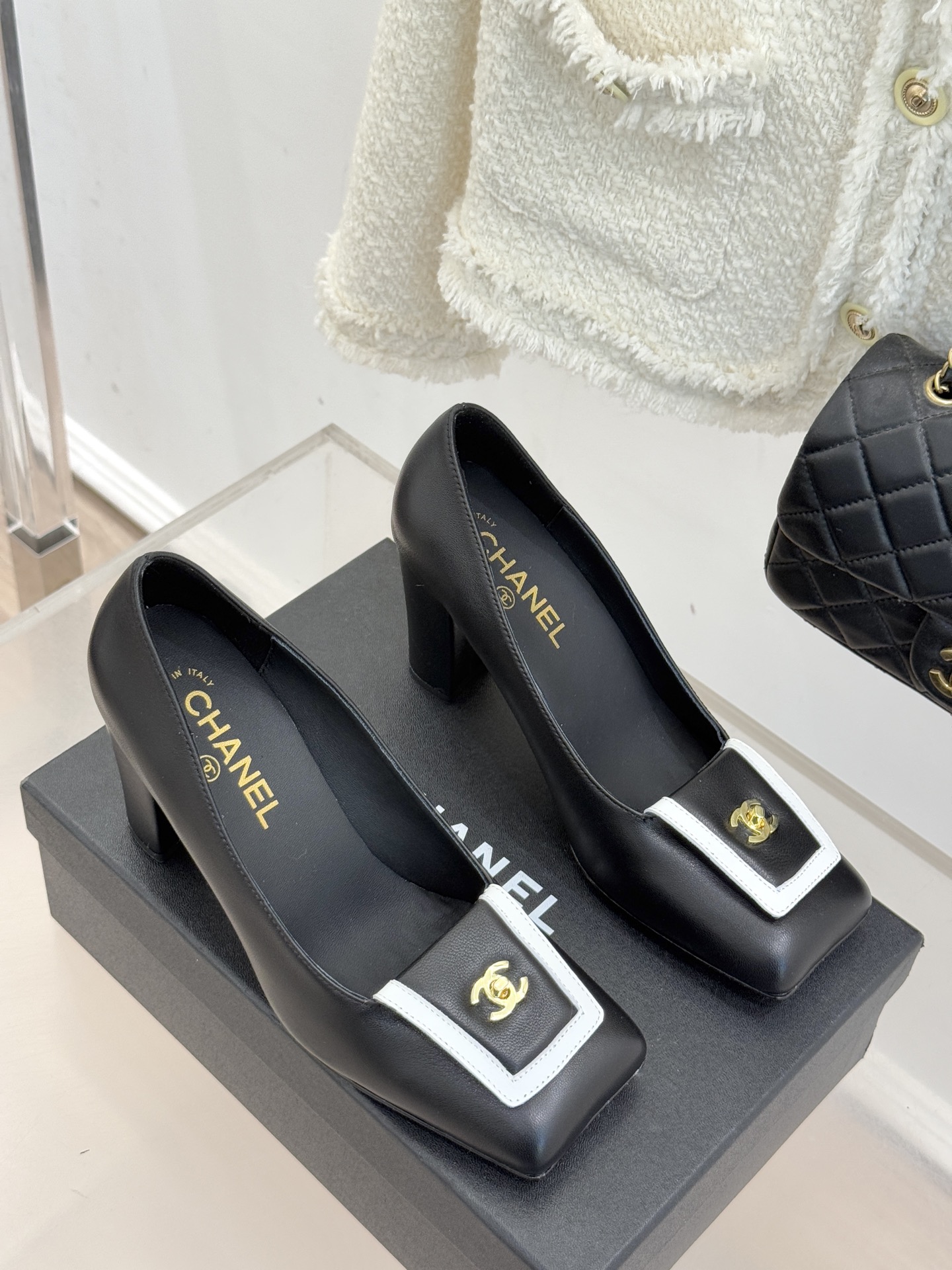 CHANE*｜小香25K走秀款双C大方头高跟鞋当巴黎大皇宫的秀场灯光聚焦于足尖这双走秀款大方头高跟鞋便以