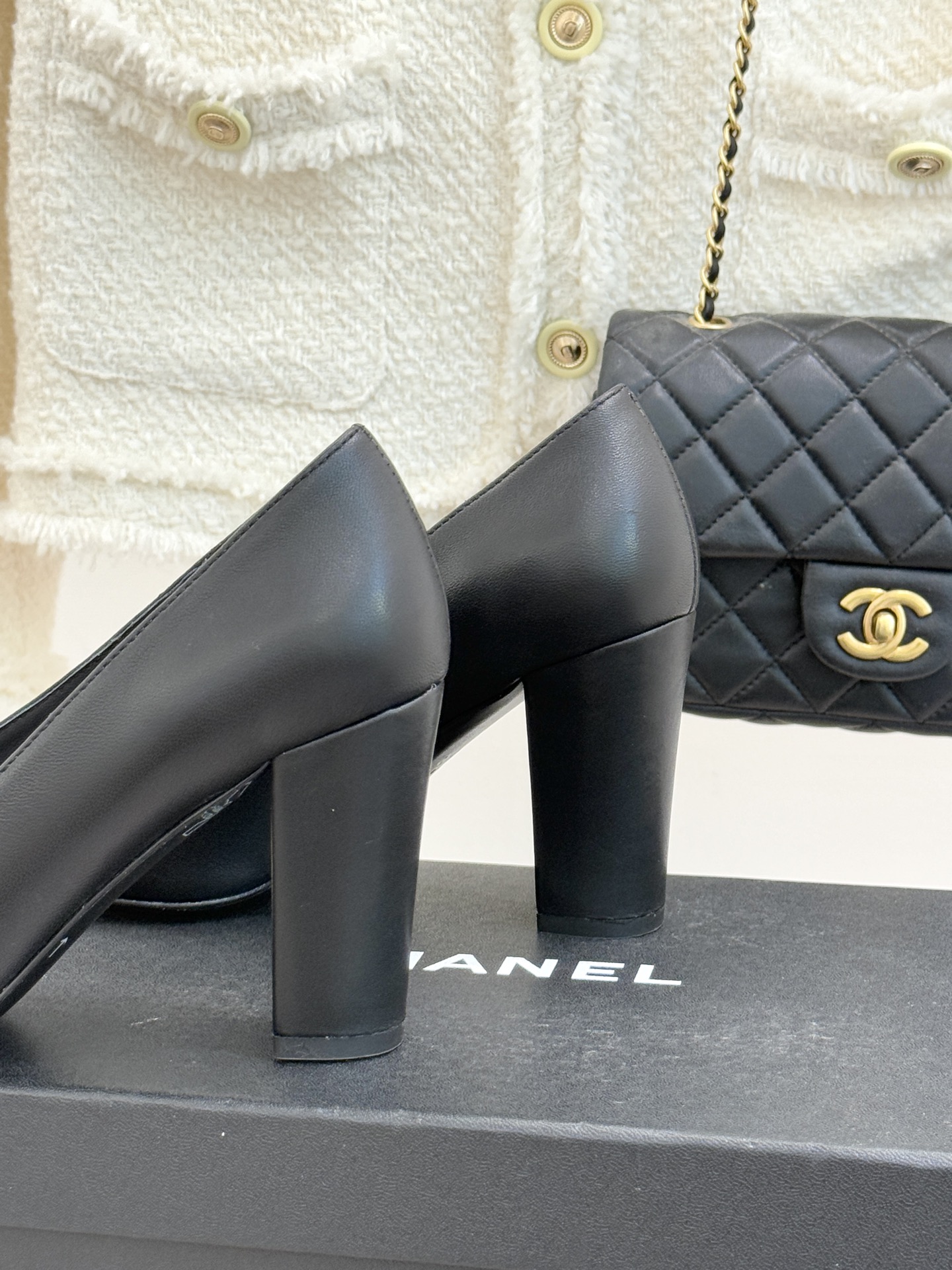 CHANE*｜小香25K走秀款双C大方头高跟鞋当巴黎大皇宫的秀场灯光聚焦于足尖这双走秀款大方头高跟鞋便以