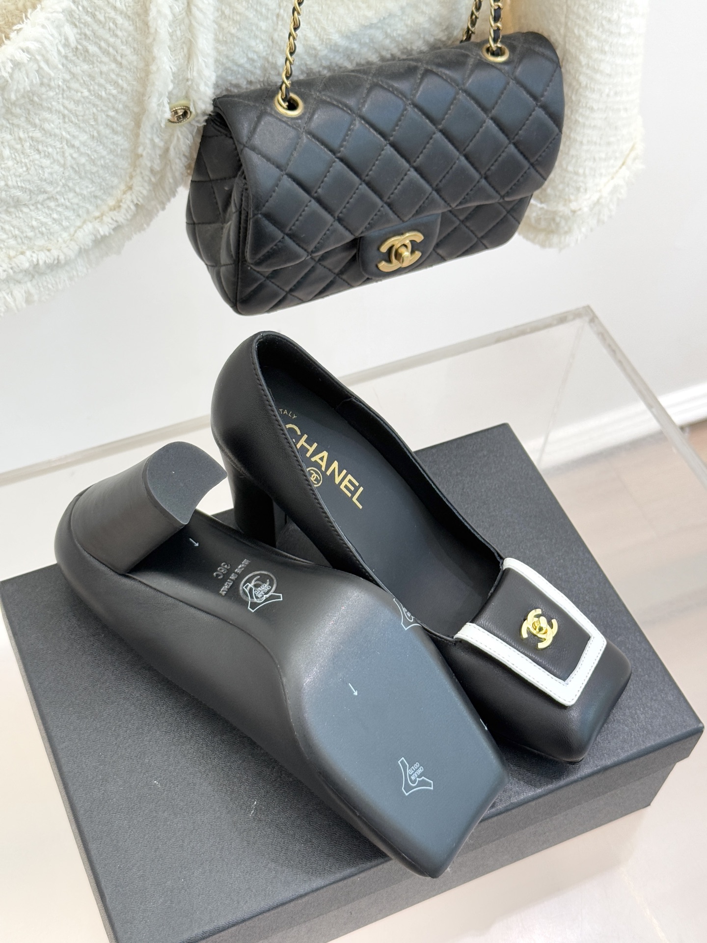 CHANE*｜小香25K走秀款双C大方头高跟鞋当巴黎大皇宫的秀场灯光聚焦于足尖这双走秀款大方头高跟鞋便以