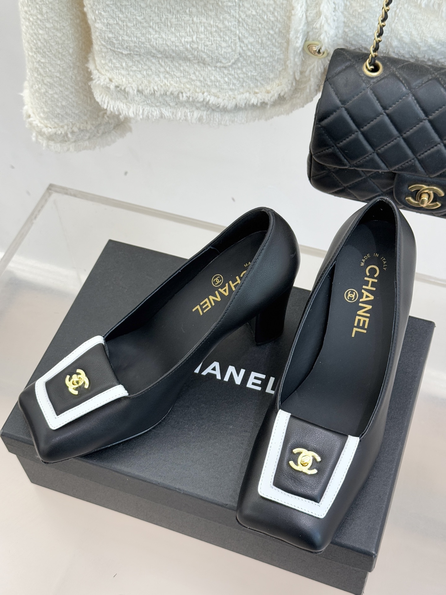 CHANE*｜小香25K走秀款双C大方头高跟鞋当巴黎大皇宫的秀场灯光聚焦于足尖这双走秀款大方头高跟鞋便以