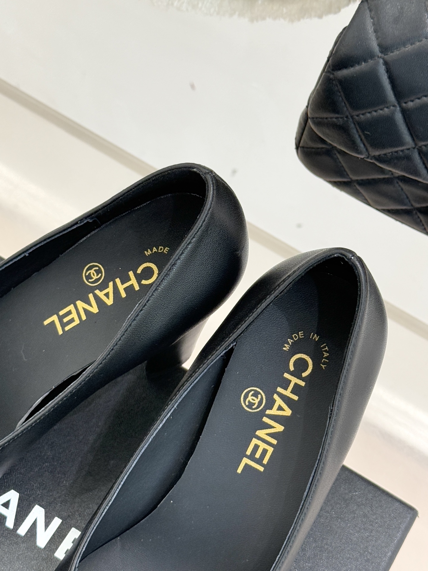 CHANE*｜小香25K走秀款双C大方头高跟鞋当巴黎大皇宫的秀场灯光聚焦于足尖这双走秀款大方头高跟鞋便以