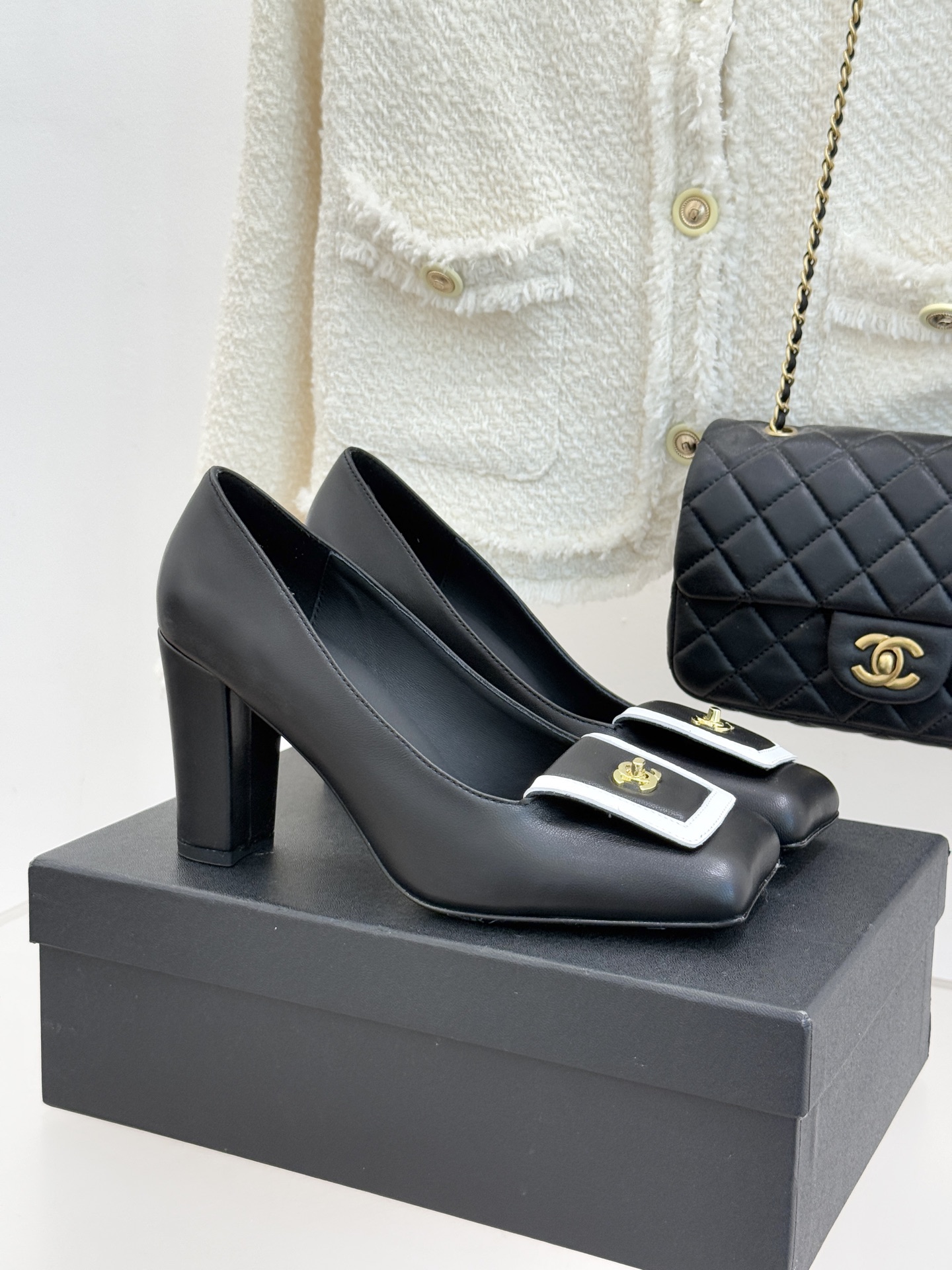 CHANE*｜小香25K走秀款双C大方头高跟鞋当巴黎大皇宫的秀场灯光聚焦于足尖这双走秀款大方头高跟鞋便以