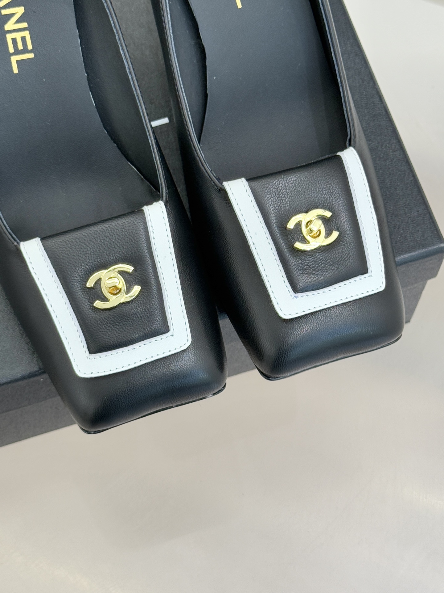 CHANE*｜小香25K走秀款双C大方头高跟鞋当巴黎大皇宫的秀场灯光聚焦于足尖这双走秀款大方头高跟鞋便以