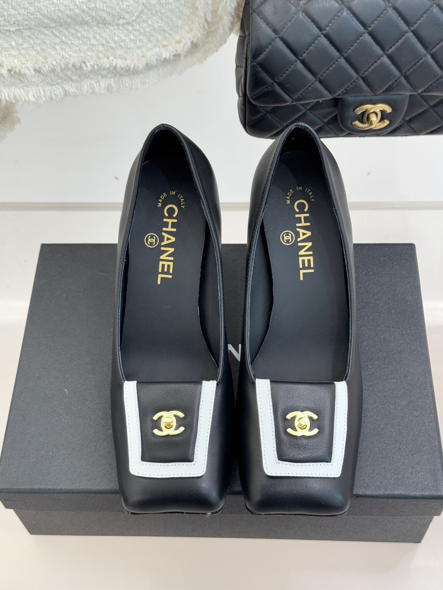 CHANE*｜小香25K走秀款双C大方头高跟鞋当巴黎大皇宫的秀场灯光聚焦于足尖这双走秀款大方头高跟鞋便以