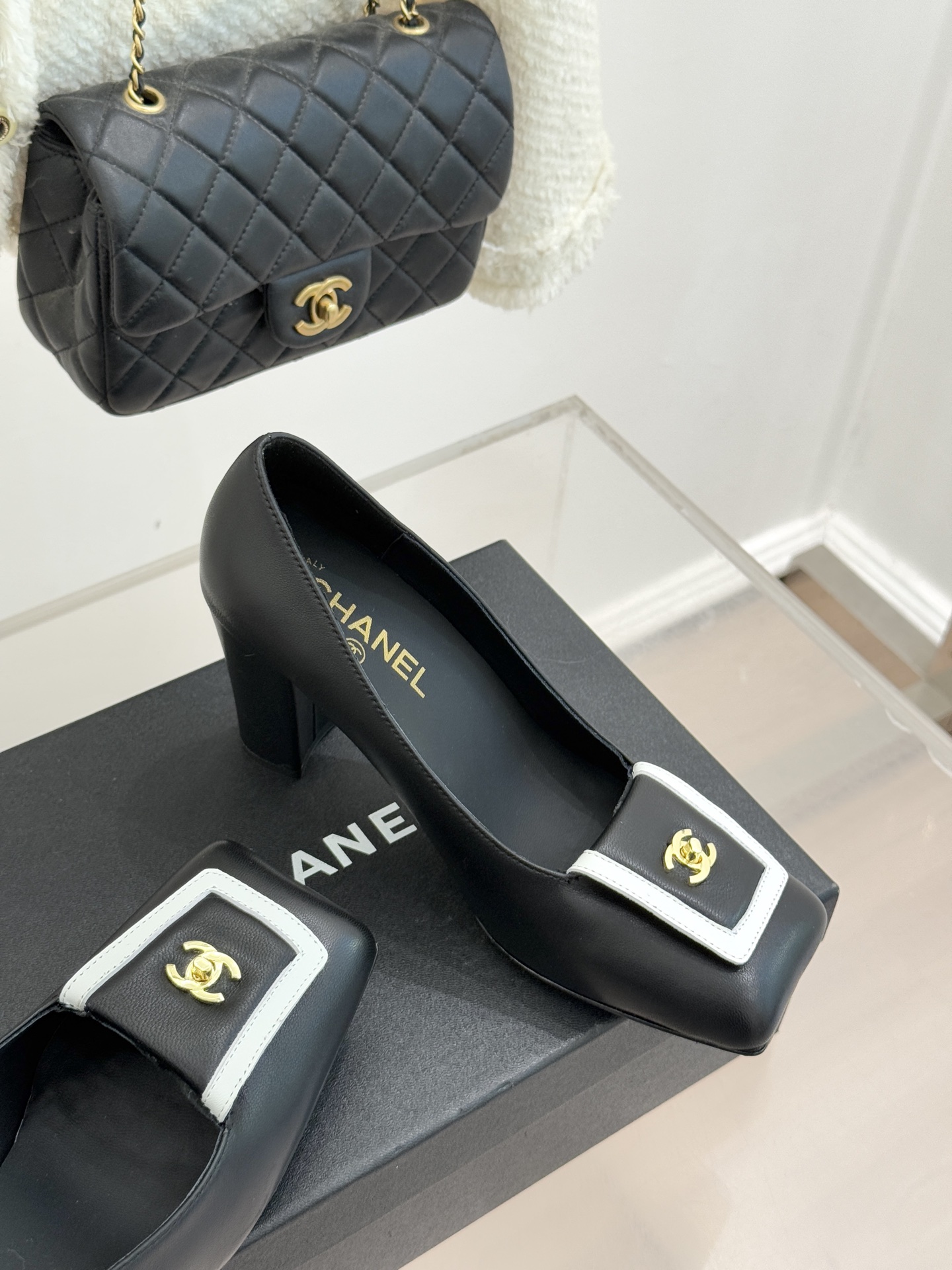 CHANE*｜小香25K走秀款双C大方头高跟鞋当巴黎大皇宫的秀场灯光聚焦于足尖这双走秀款大方头高跟鞋便以