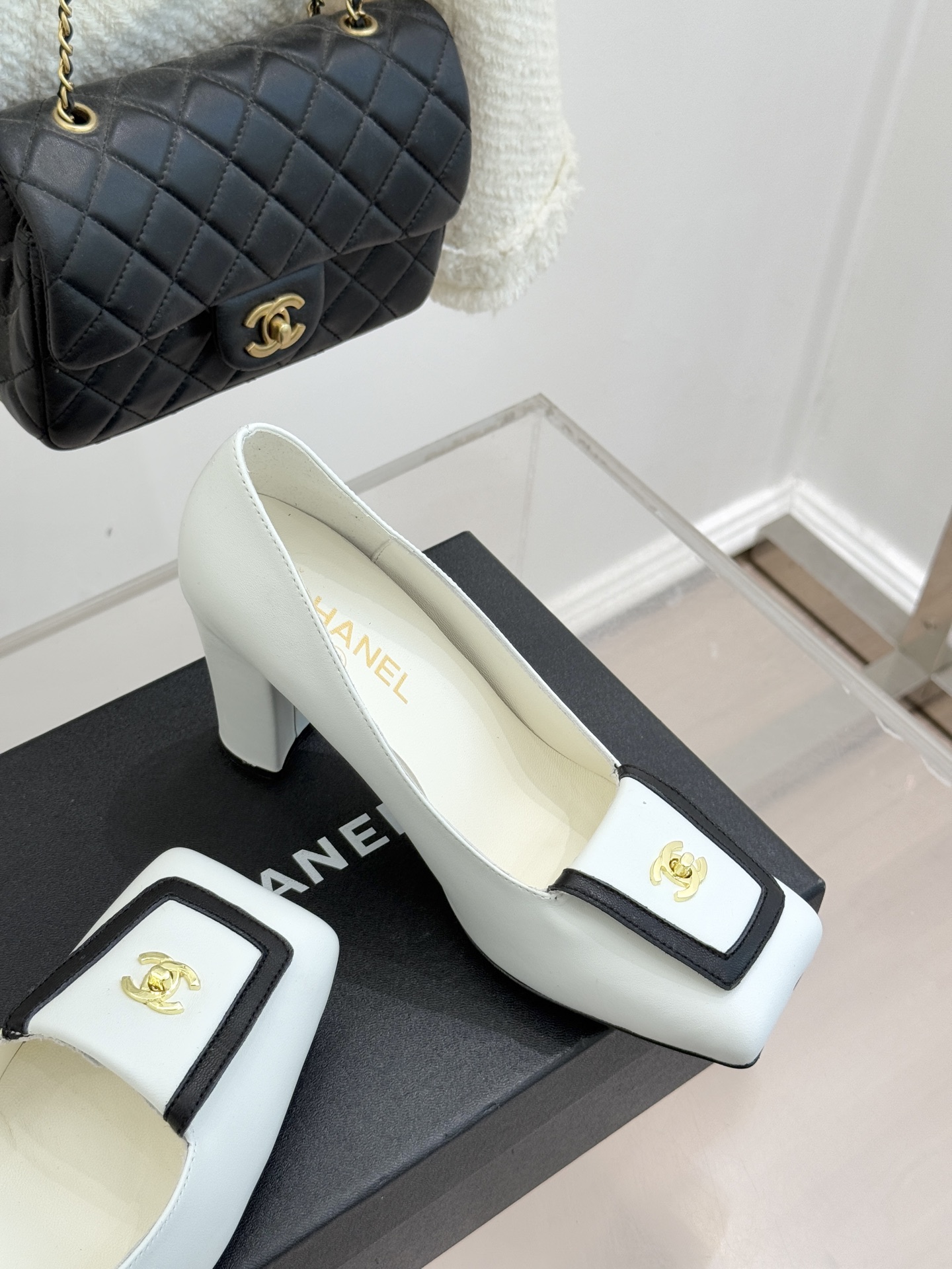 CHANE*｜小香25K走秀款双C大方头高跟鞋当巴黎大皇宫的秀场灯光聚焦于足尖这双走秀款大方头高跟鞋便以