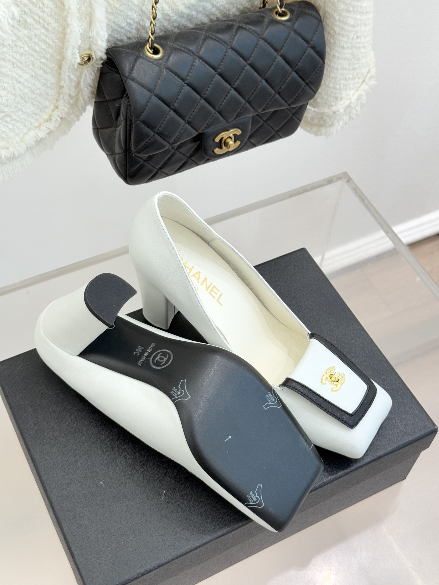 CHANE*｜小香25K走秀款双C大方头高跟鞋当巴黎大皇宫的秀场灯光聚焦于足尖这双走秀款大方头高跟鞋便以