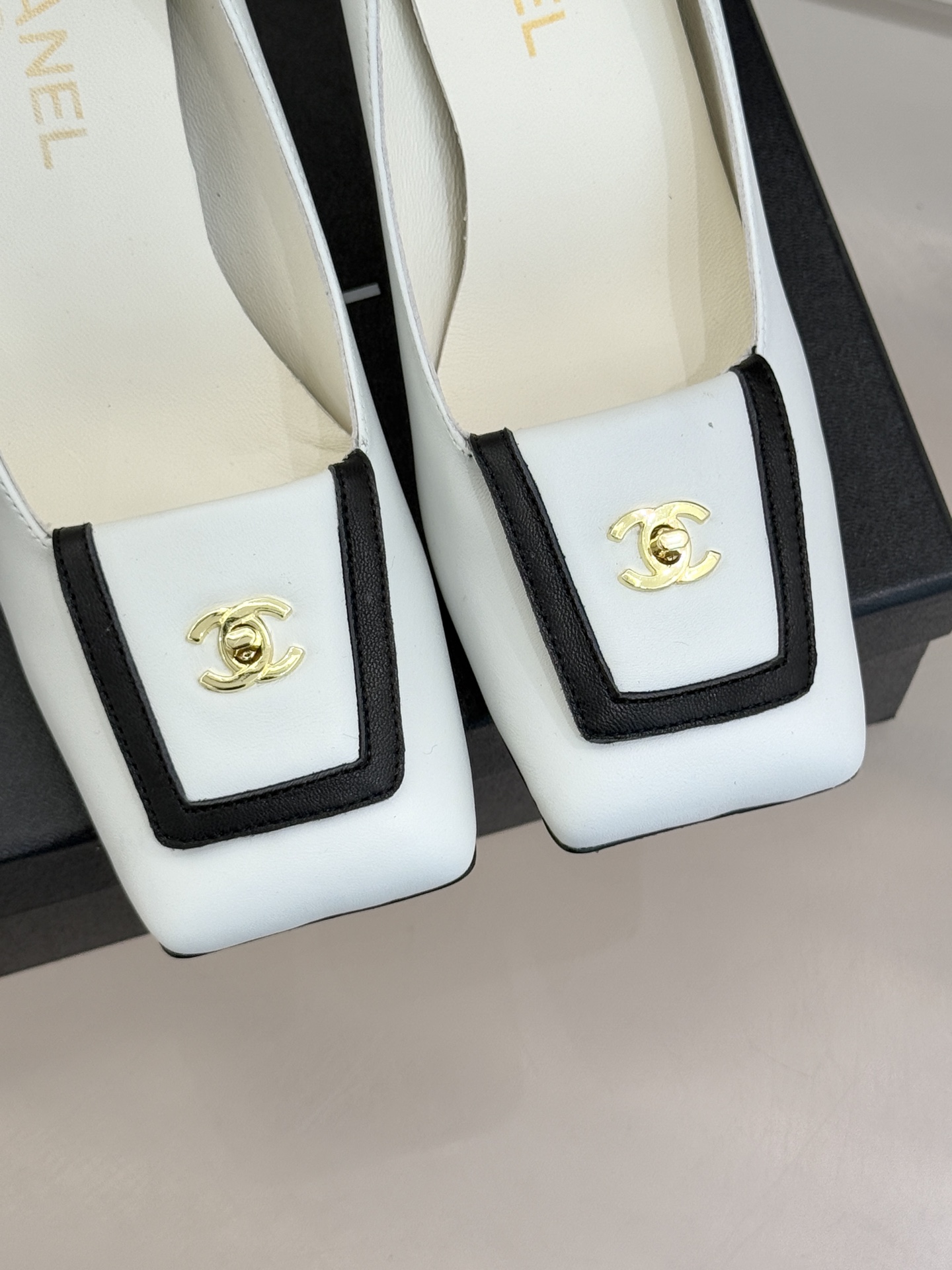 CHANE*｜小香25K走秀款双C大方头高跟鞋当巴黎大皇宫的秀场灯光聚焦于足尖这双走秀款大方头高跟鞋便以