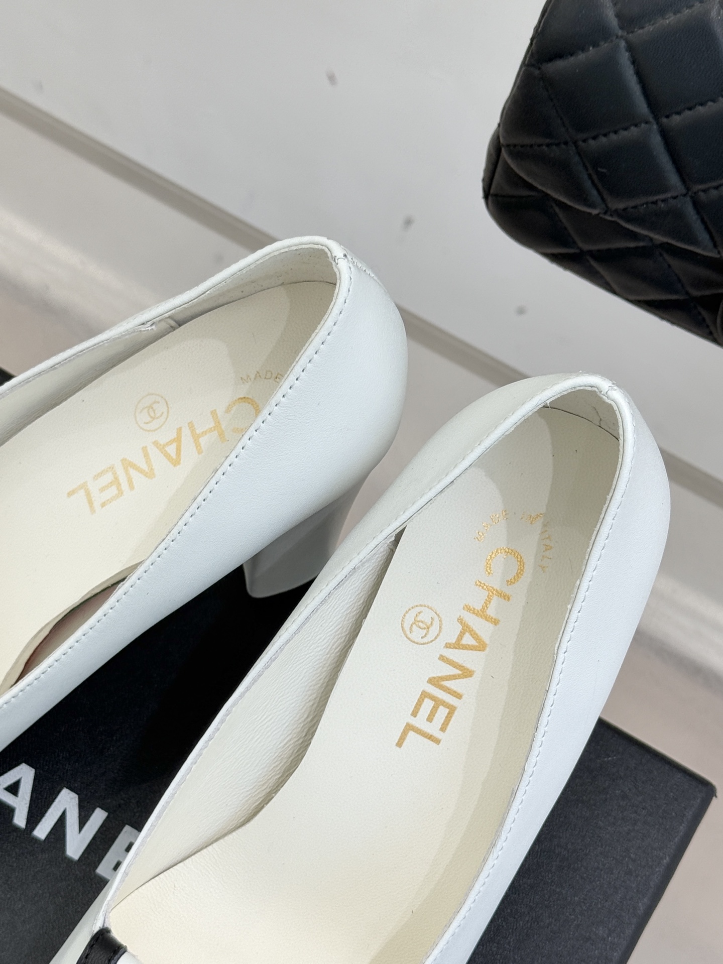 CHANE*｜小香25K走秀款双C大方头高跟鞋当巴黎大皇宫的秀场灯光聚焦于足尖这双走秀款大方头高跟鞋便以