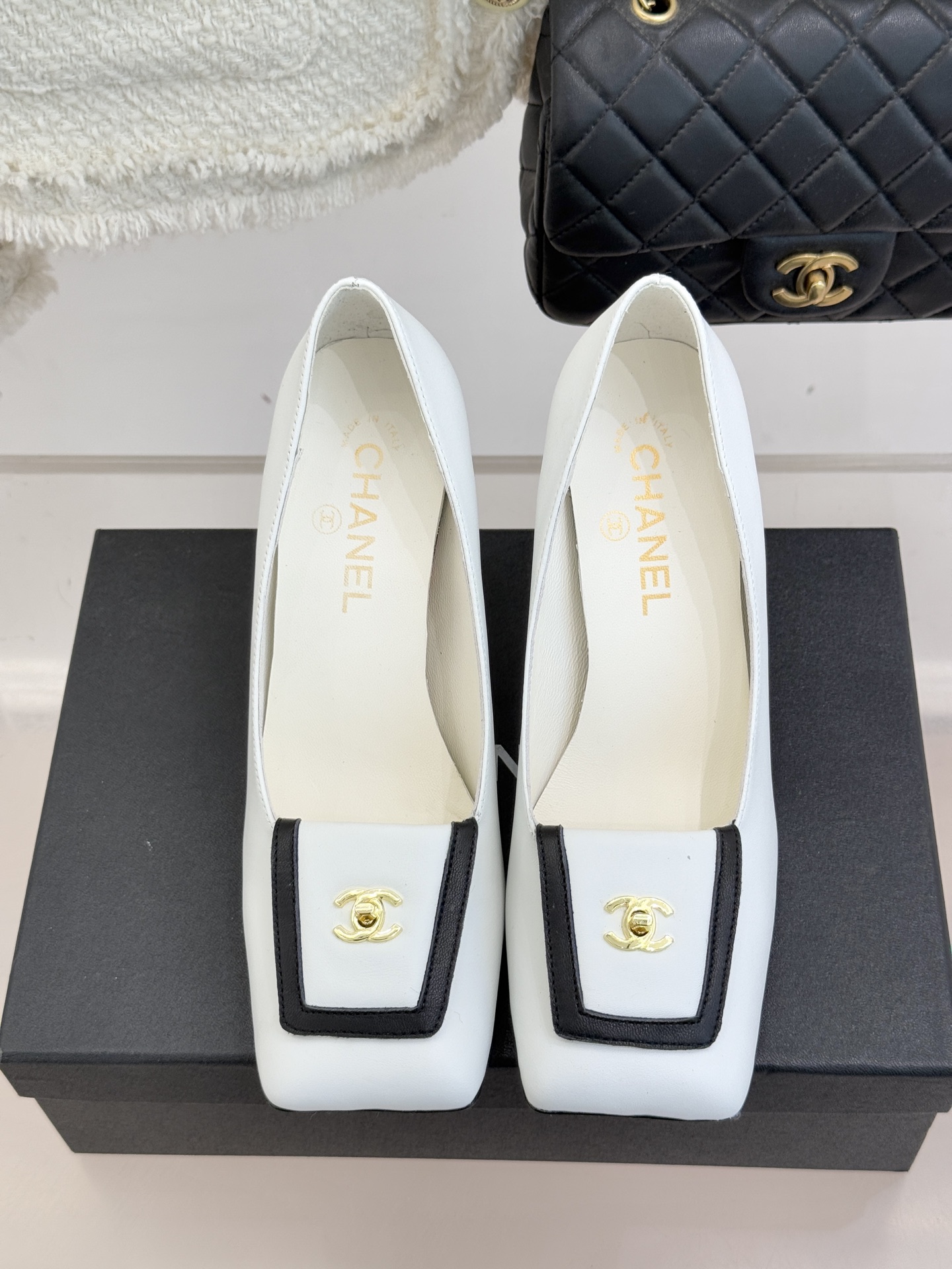 CHANE*｜小香25K走秀款双C大方头高跟鞋当巴黎大皇宫的秀场灯光聚焦于足尖这双走秀款大方头高跟鞋便以