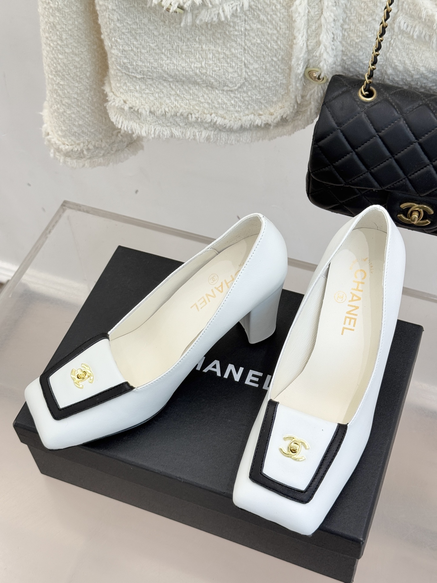 CHANE*｜小香25K走秀款双C大方头高跟鞋当巴黎大皇宫的秀场灯光聚焦于足尖这双走秀款大方头高跟鞋便以