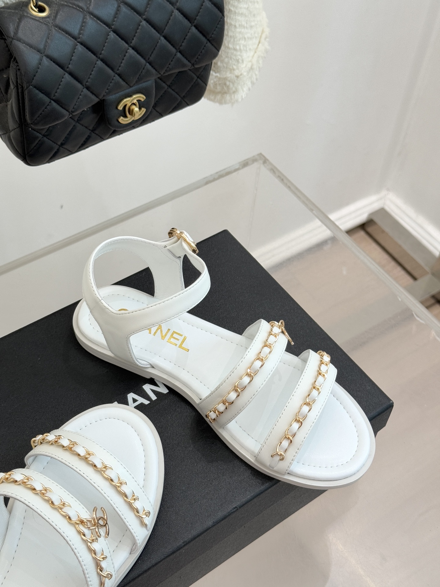 CHANE*｜小香25K新品双C链条厚底平底凉鞋当双C的光影交织链条的锋芒这款凉鞋便成了法式优雅的移动注