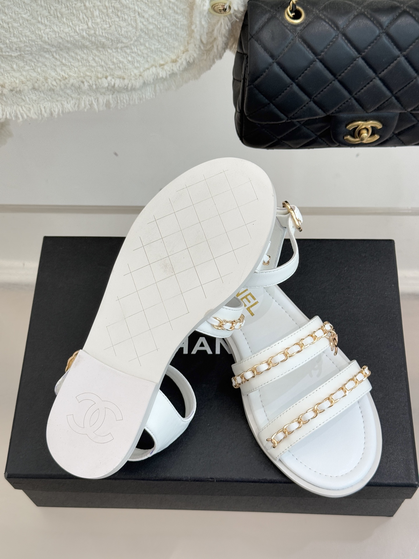 CHANE*｜小香25K新品双C链条厚底平底凉鞋当双C的光影交织链条的锋芒这款凉鞋便成了法式优雅的移动注