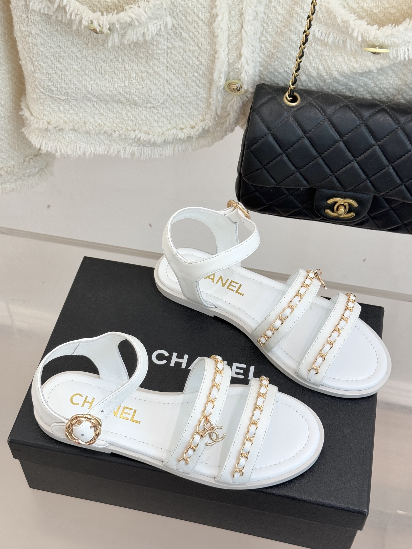 CHANE*｜小香25K新品双C链条厚底平底凉鞋当双C的光影交织链条的锋芒这款凉鞋便成了法式优雅的移动注