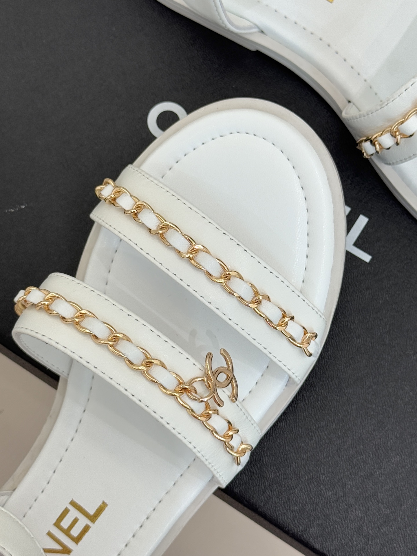 CHANE*｜小香25K新品双C链条厚底平底凉鞋当双C的光影交织链条的锋芒这款凉鞋便成了法式优雅的移动注