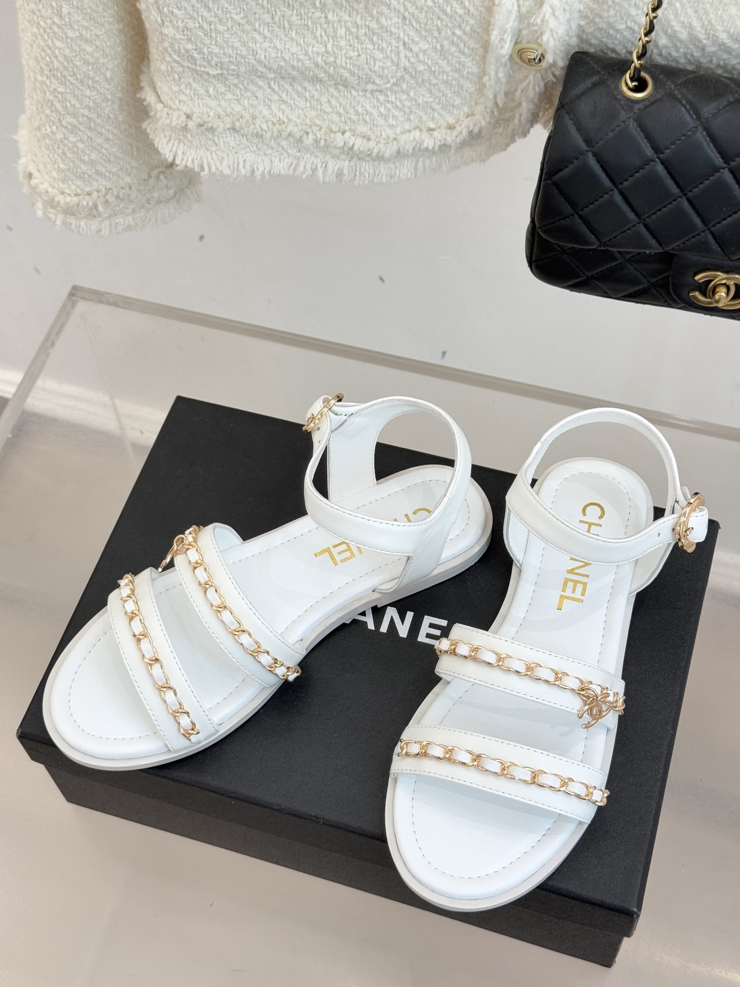 CHANE*｜小香25K新品双C链条厚底平底凉鞋当双C的光影交织链条的锋芒这款凉鞋便成了法式优雅的移动注