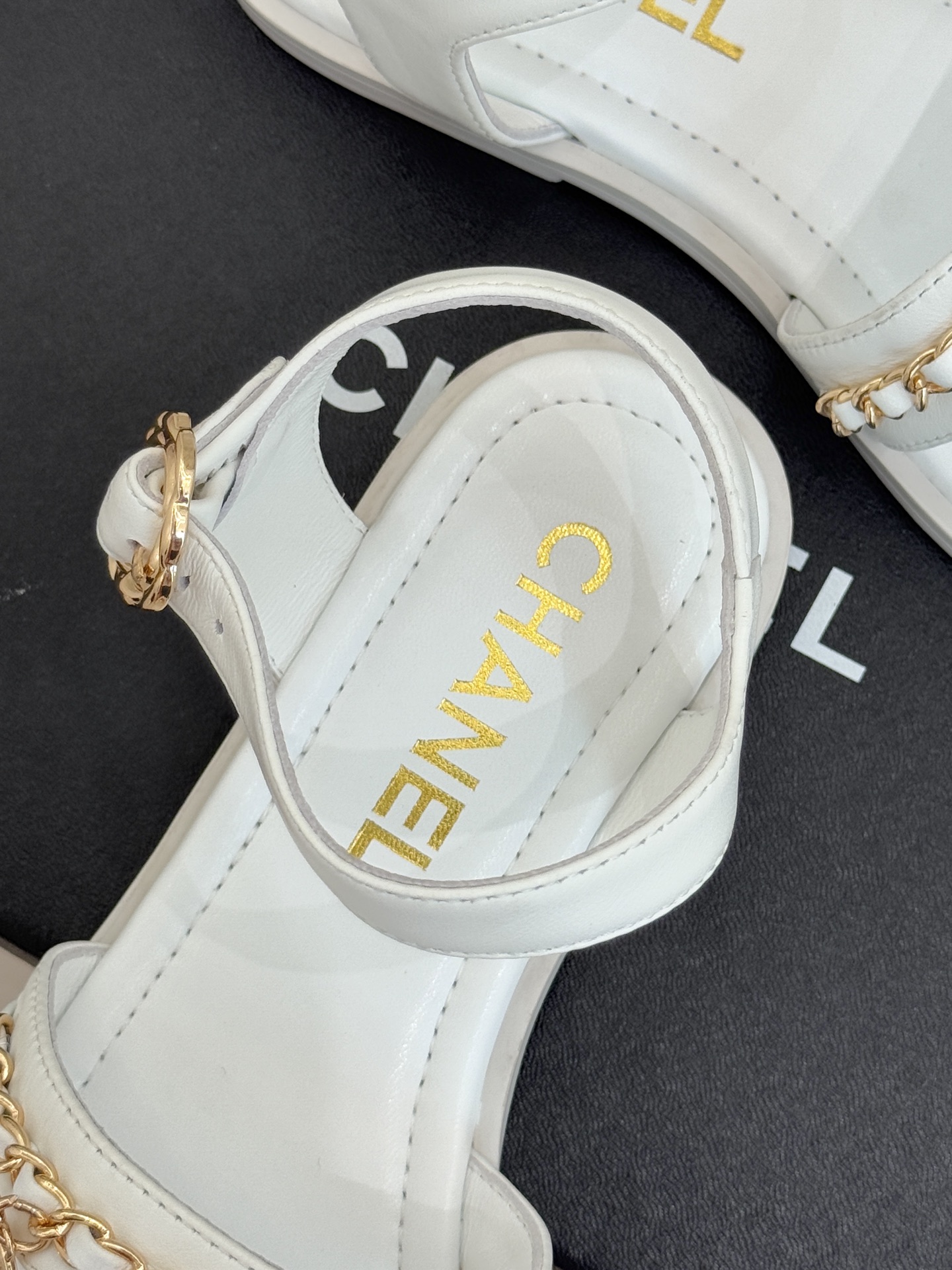 CHANE*｜小香25K新品双C链条厚底平底凉鞋当双C的光影交织链条的锋芒这款凉鞋便成了法式优雅的移动注