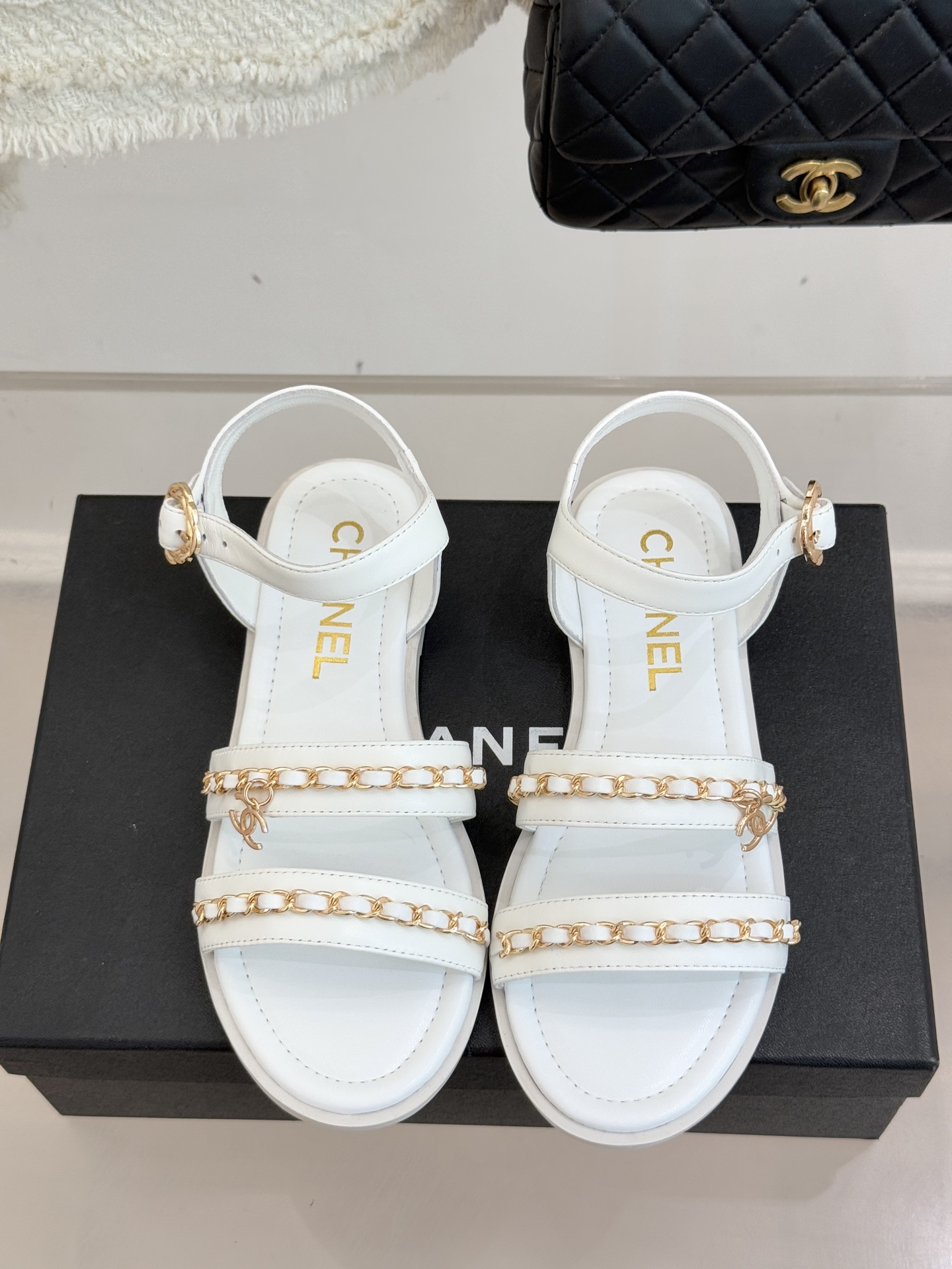 CHANE*｜小香25K新品双C链条厚底平底凉鞋当双C的光影交织链条的锋芒这款凉鞋便成了法式优雅的移动注