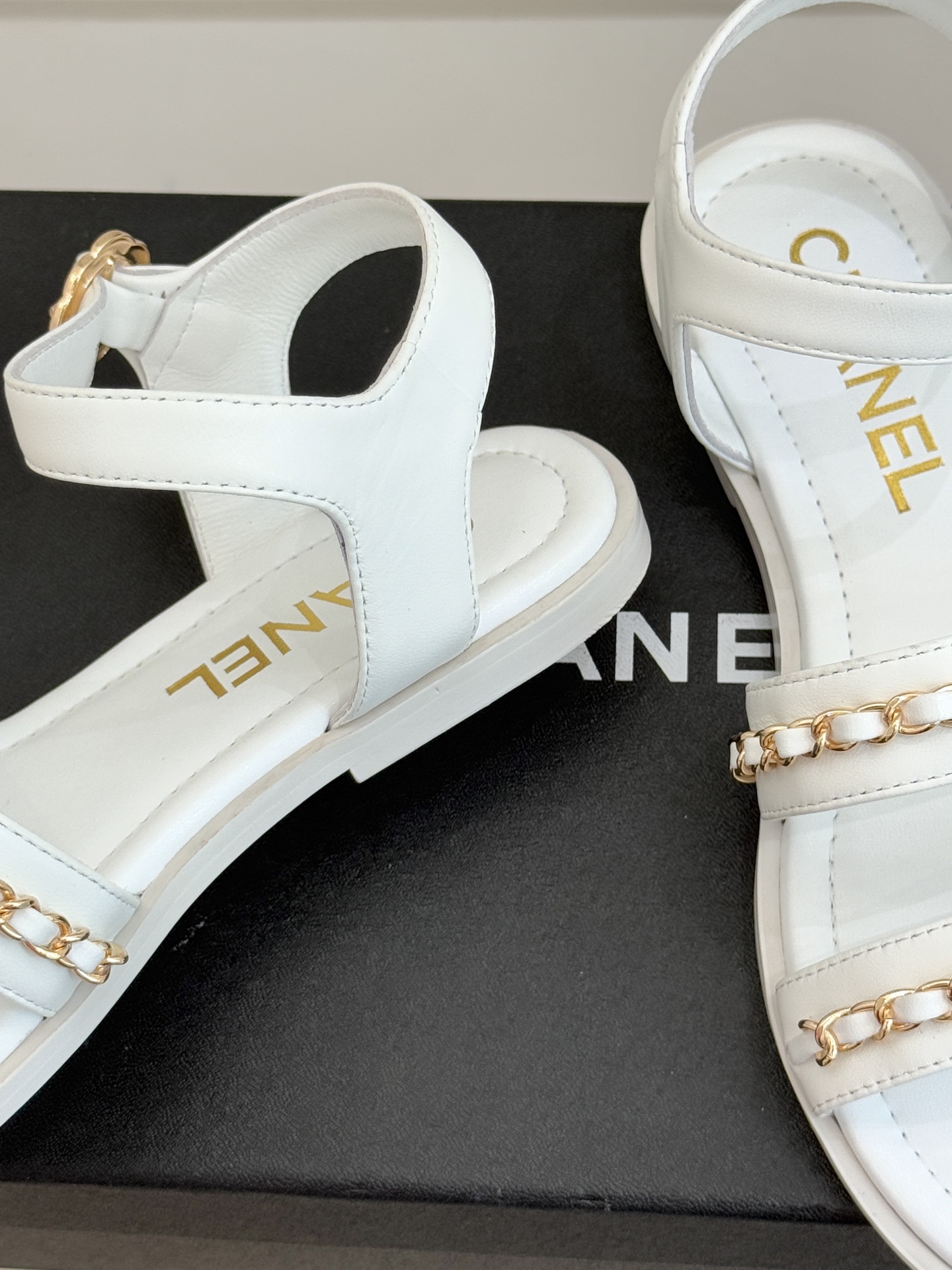 CHANE*｜小香25K新品双C链条厚底平底凉鞋当双C的光影交织链条的锋芒这款凉鞋便成了法式优雅的移动注