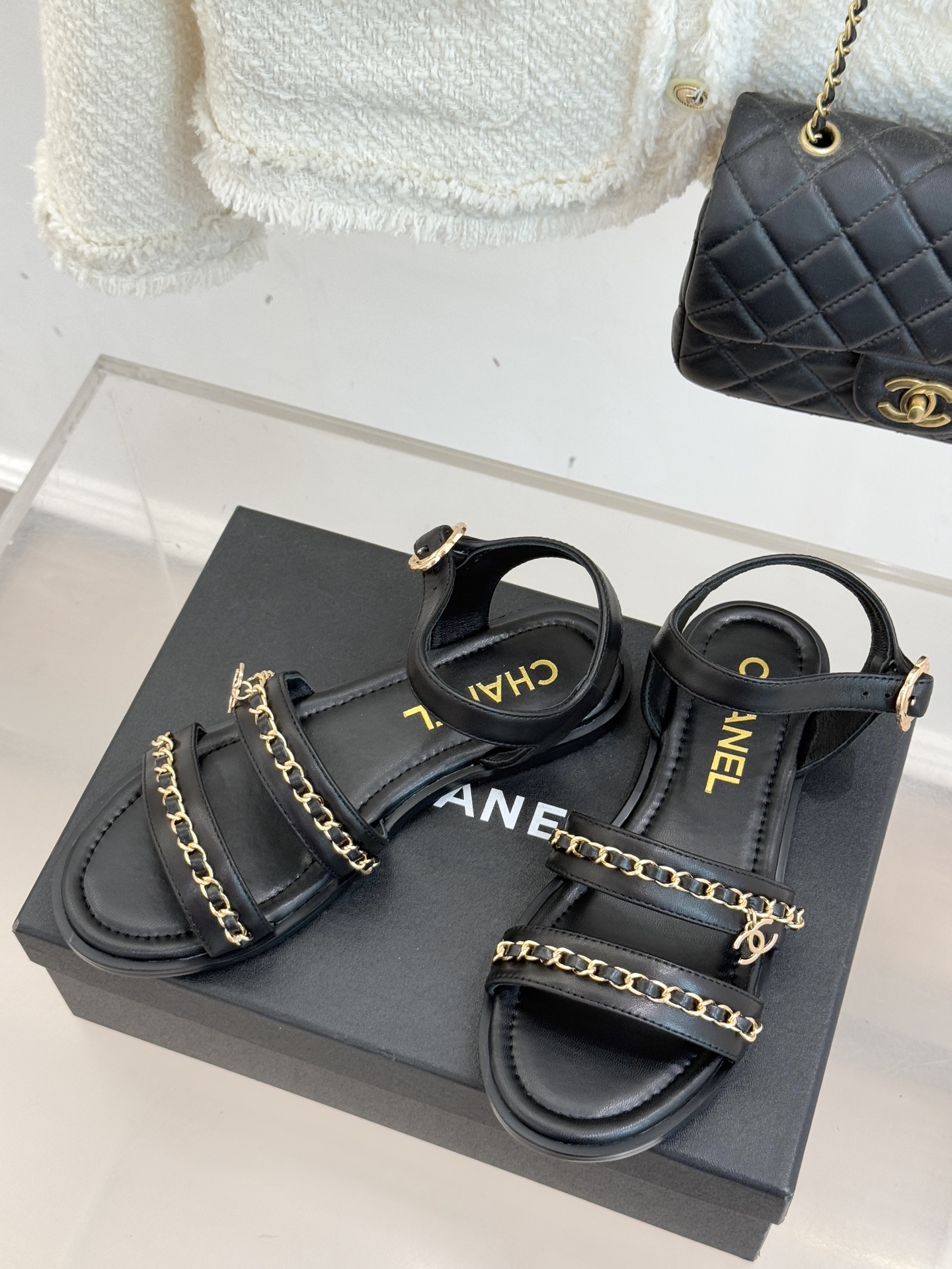 CHANE*｜小香25K新品双C链条厚底平底凉鞋当双C的光影交织链条的锋芒这款凉鞋便成了法式优雅的移动注