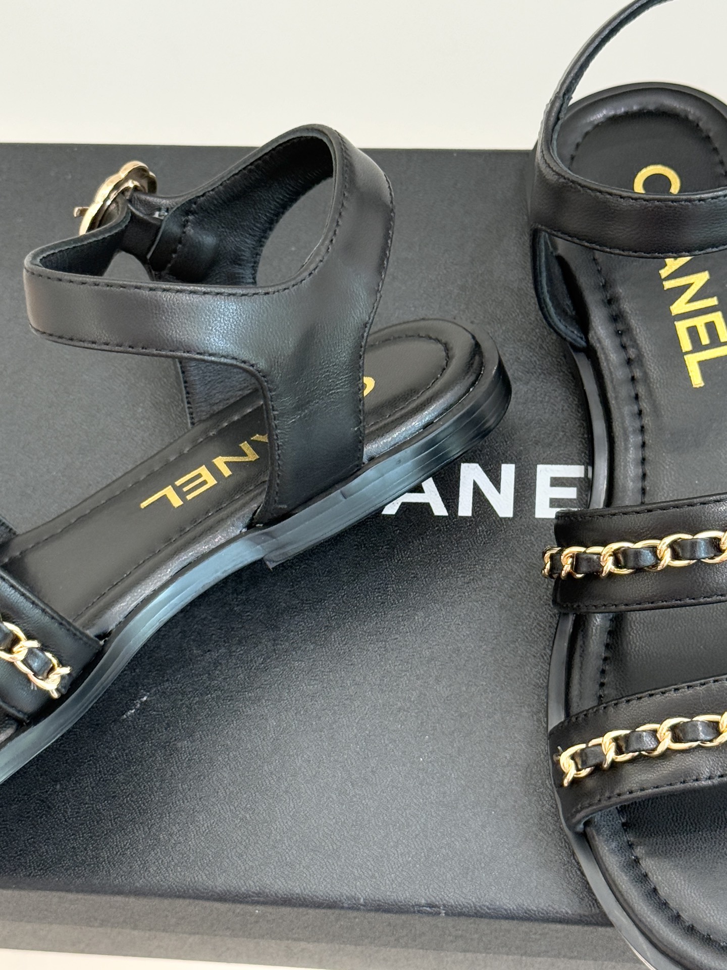 CHANE*｜小香25K新品双C链条厚底平底凉鞋当双C的光影交织链条的锋芒这款凉鞋便成了法式优雅的移动注