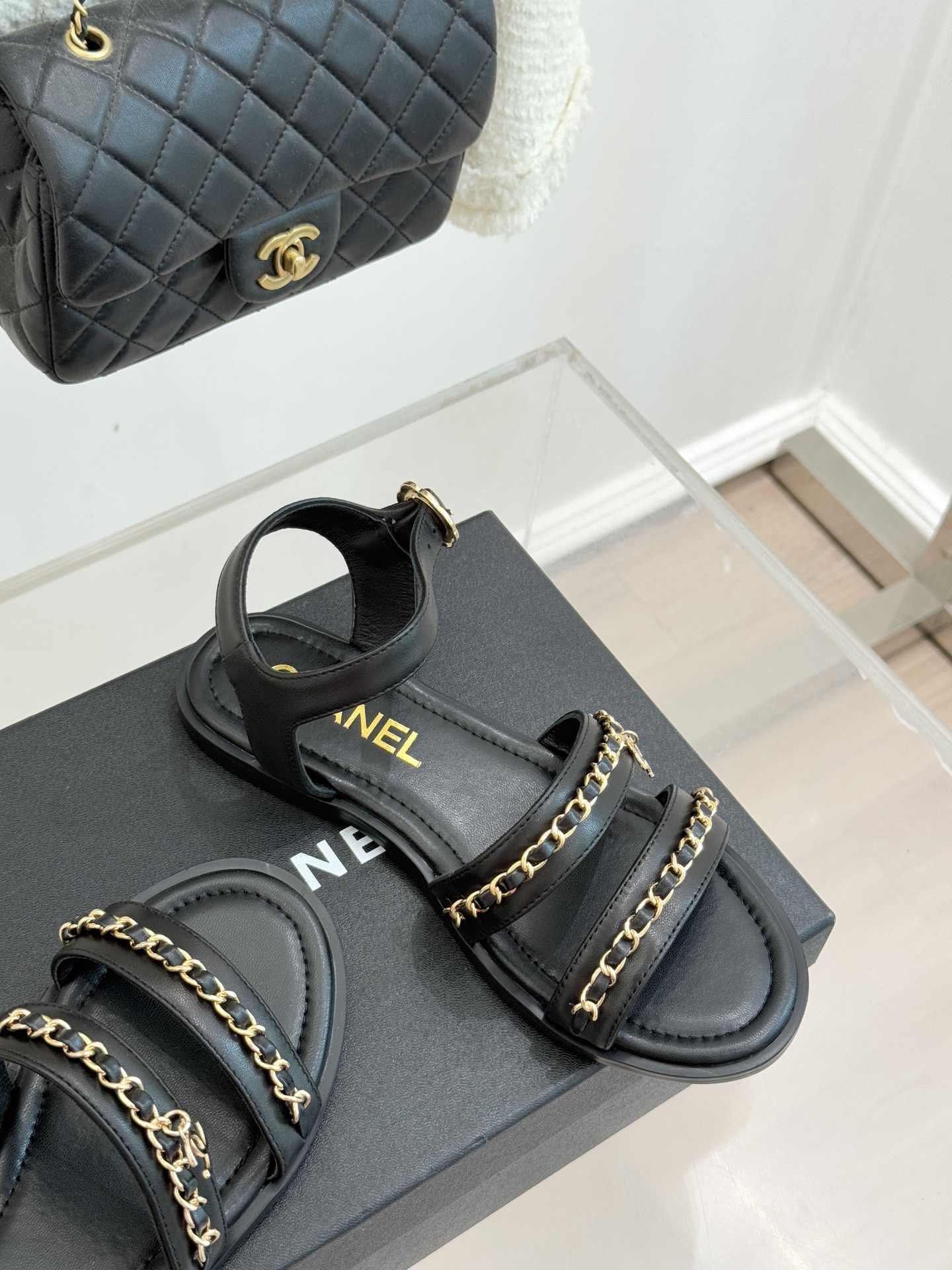 CHANE*｜小香25K新品双C链条厚底平底凉鞋当双C的光影交织链条的锋芒这款凉鞋便成了法式优雅的移动注