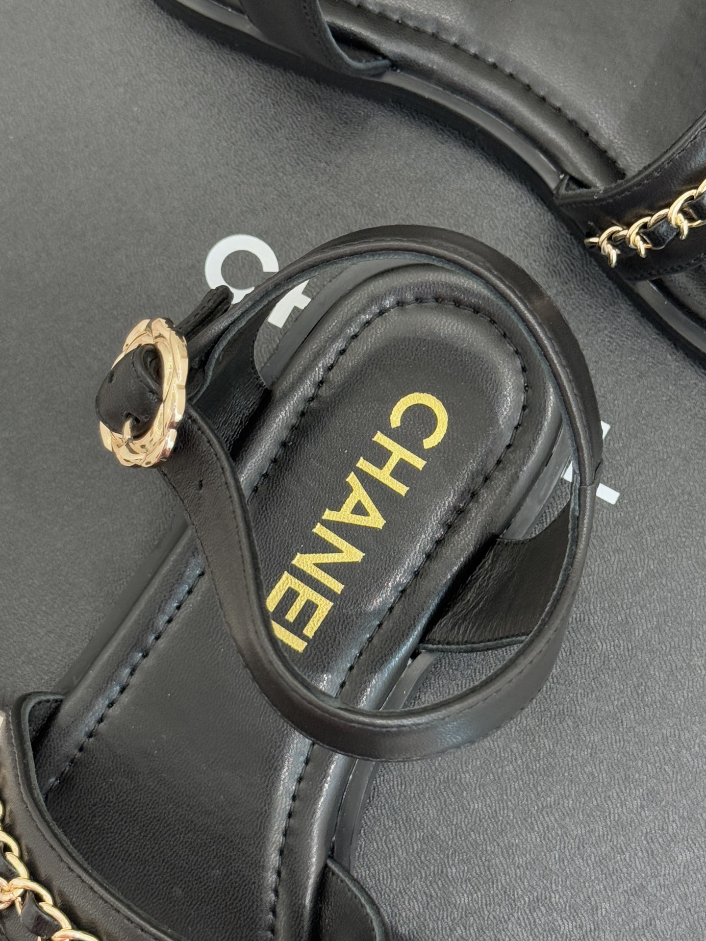 CHANE*｜小香25K新品双C链条厚底平底凉鞋当双C的光影交织链条的锋芒这款凉鞋便成了法式优雅的移动注