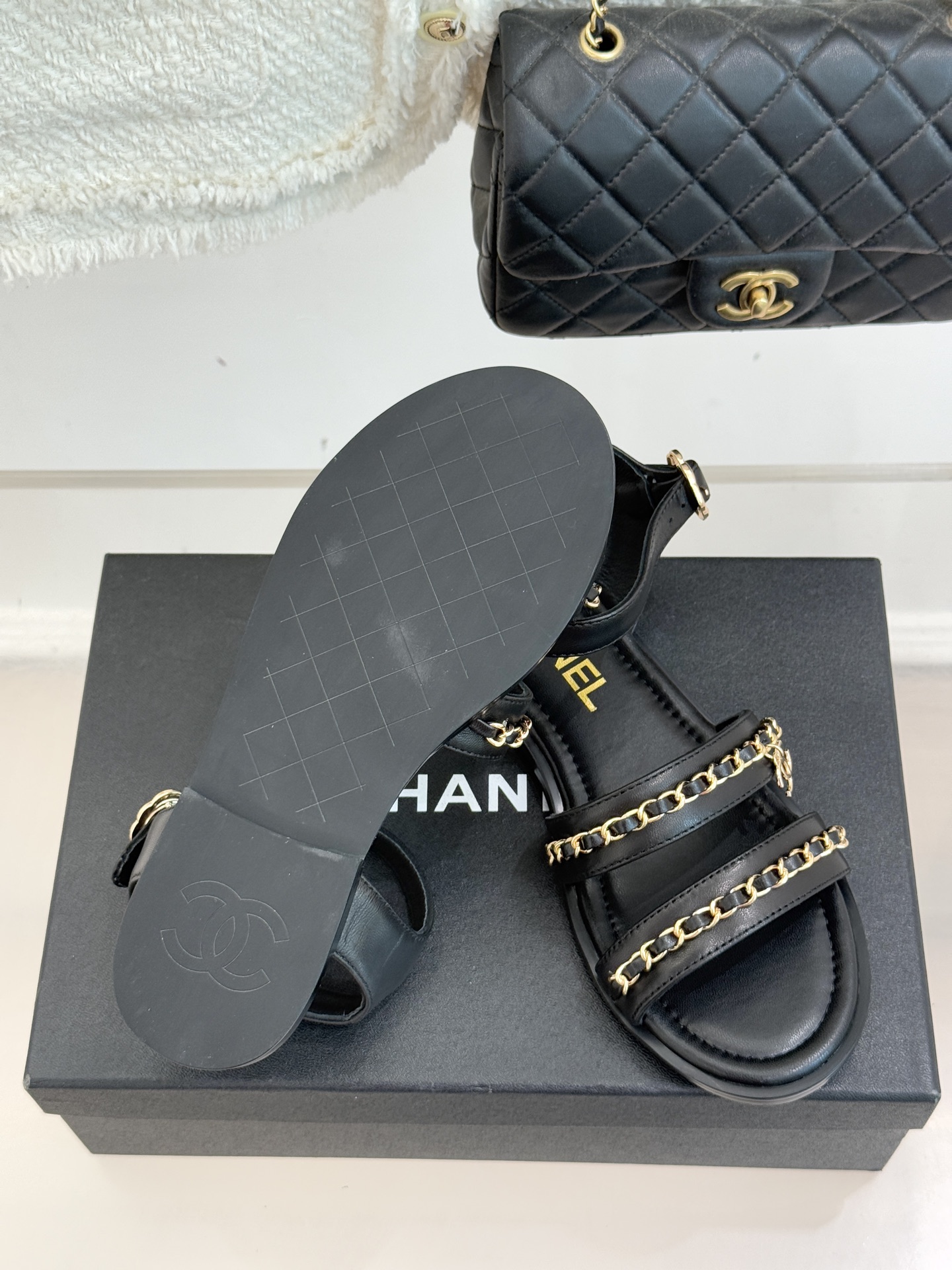 CHANE*｜小香25K新品双C链条厚底平底凉鞋当双C的光影交织链条的锋芒这款凉鞋便成了法式优雅的移动注