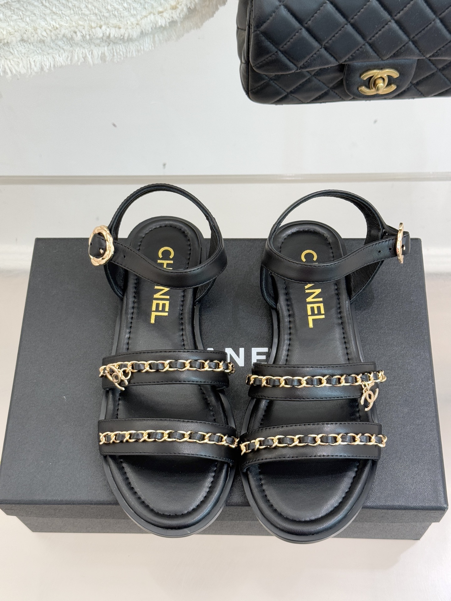 CHANE*｜小香25K新品双C链条厚底平底凉鞋当双C的光影交织链条的锋芒这款凉鞋便成了法式优雅的移动注