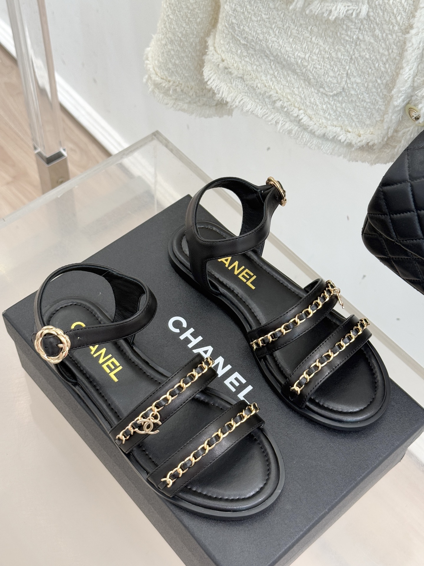 CHANE*｜小香25K新品双C链条厚底平底凉鞋当双C的光影交织链条的锋芒这款凉鞋便成了法式优雅的移动注