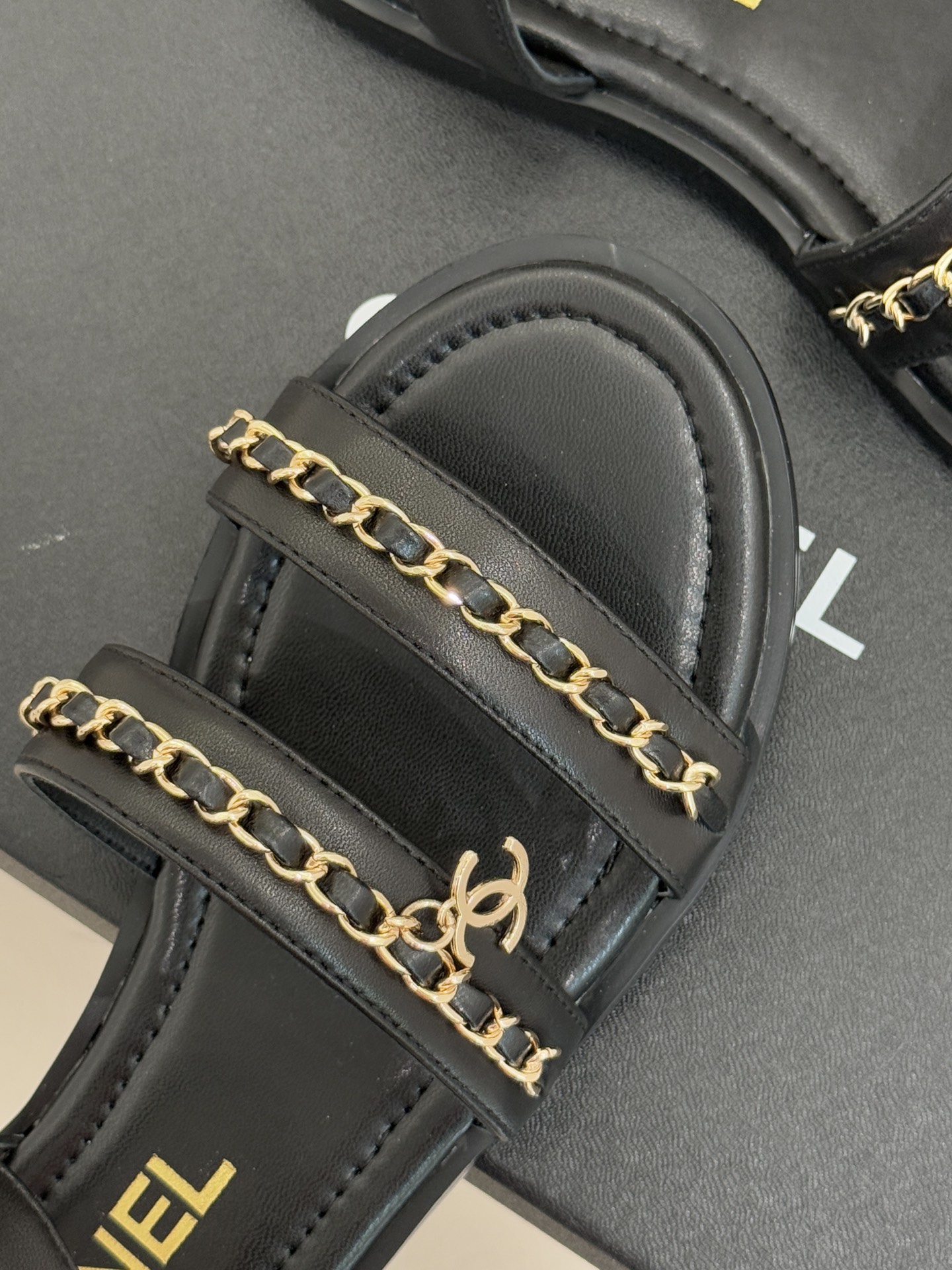 CHANE*｜小香25K新品双C链条厚底平底凉鞋当双C的光影交织链条的锋芒这款凉鞋便成了法式优雅的移动注