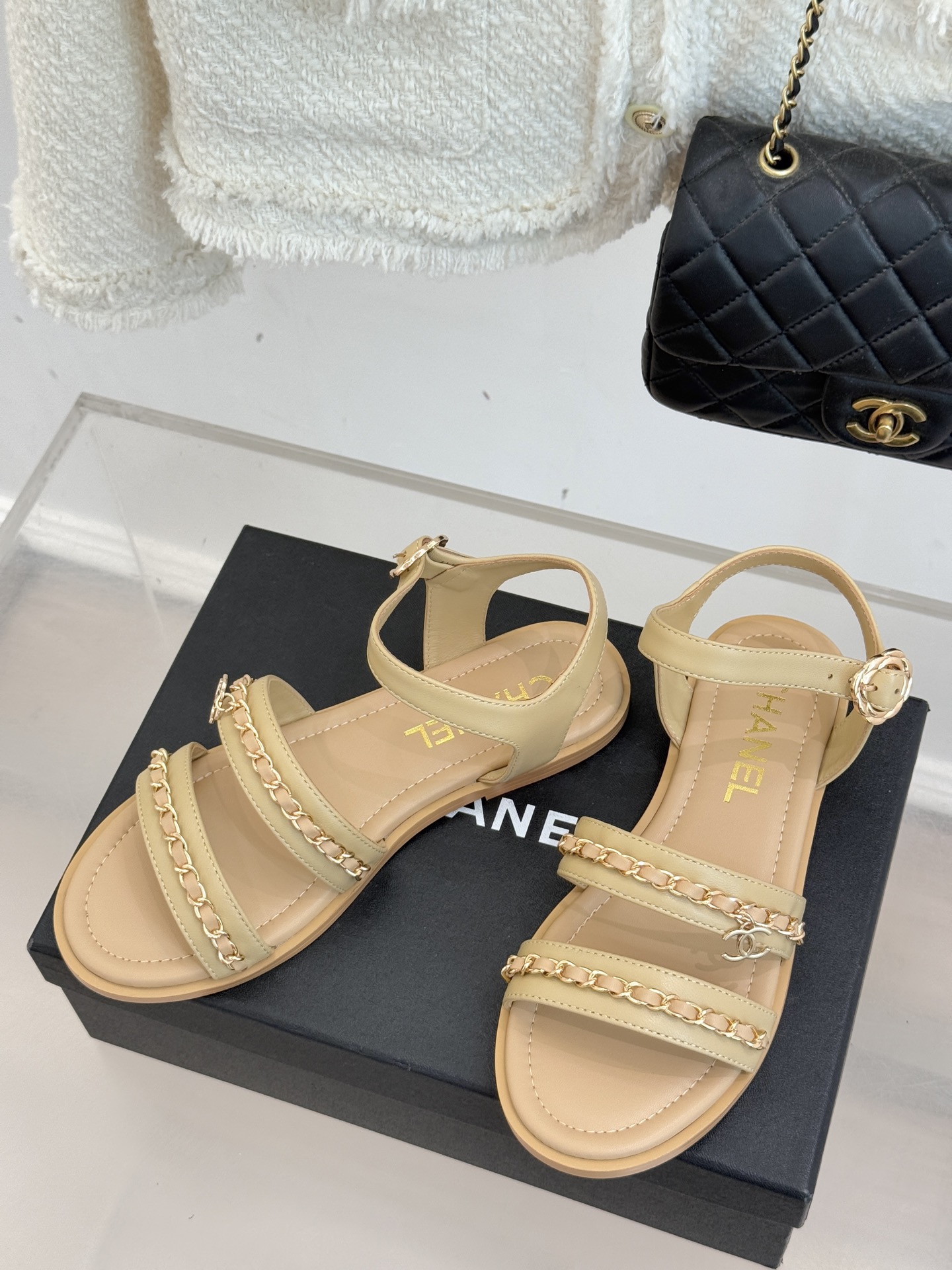 CHANE*｜小香25K新品双C链条厚底平底凉鞋当双C的光影交织链条的锋芒这款凉鞋便成了法式优雅的移动注