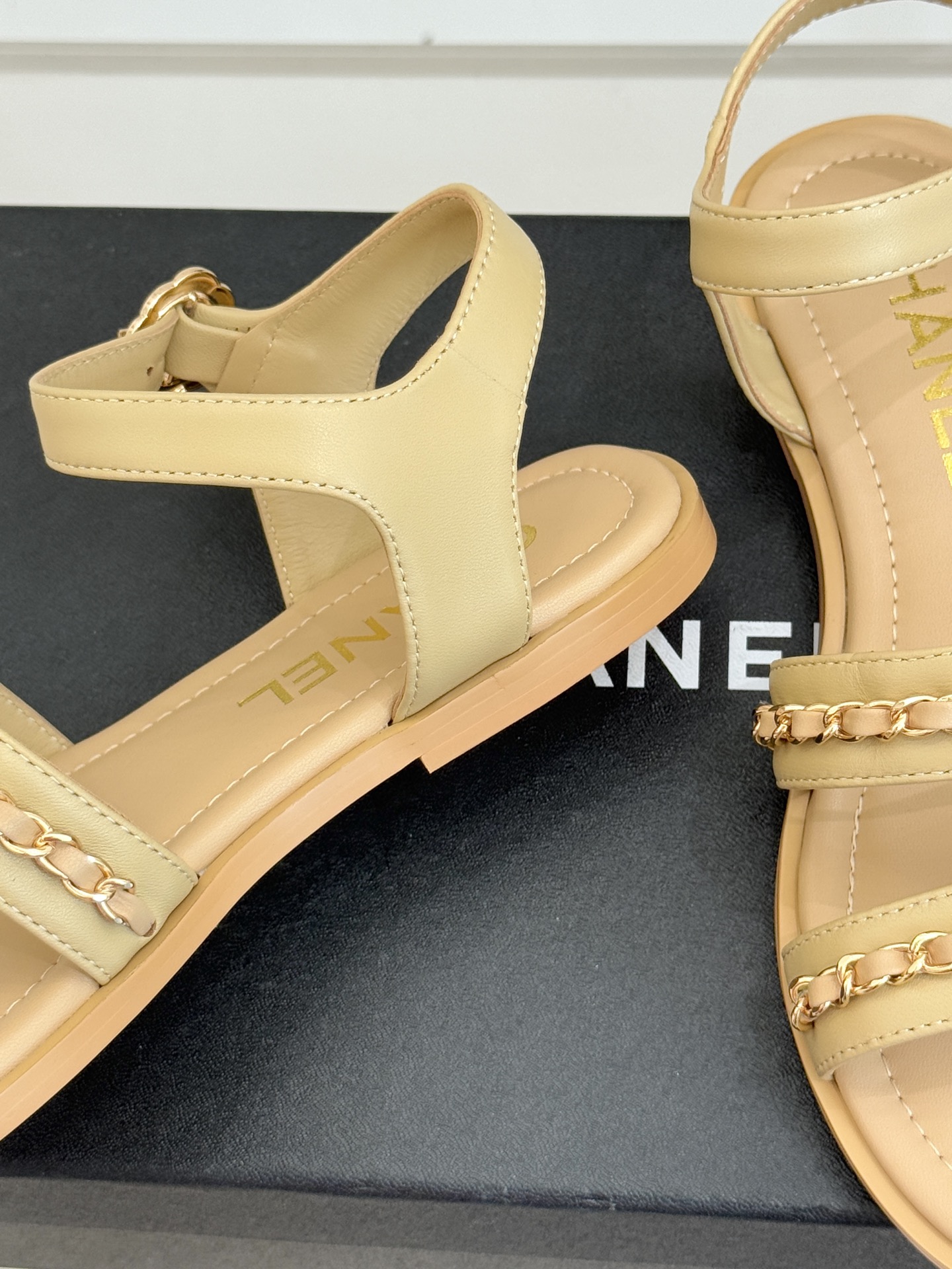 CHANE*｜小香25K新品双C链条厚底平底凉鞋当双C的光影交织链条的锋芒这款凉鞋便成了法式优雅的移动注