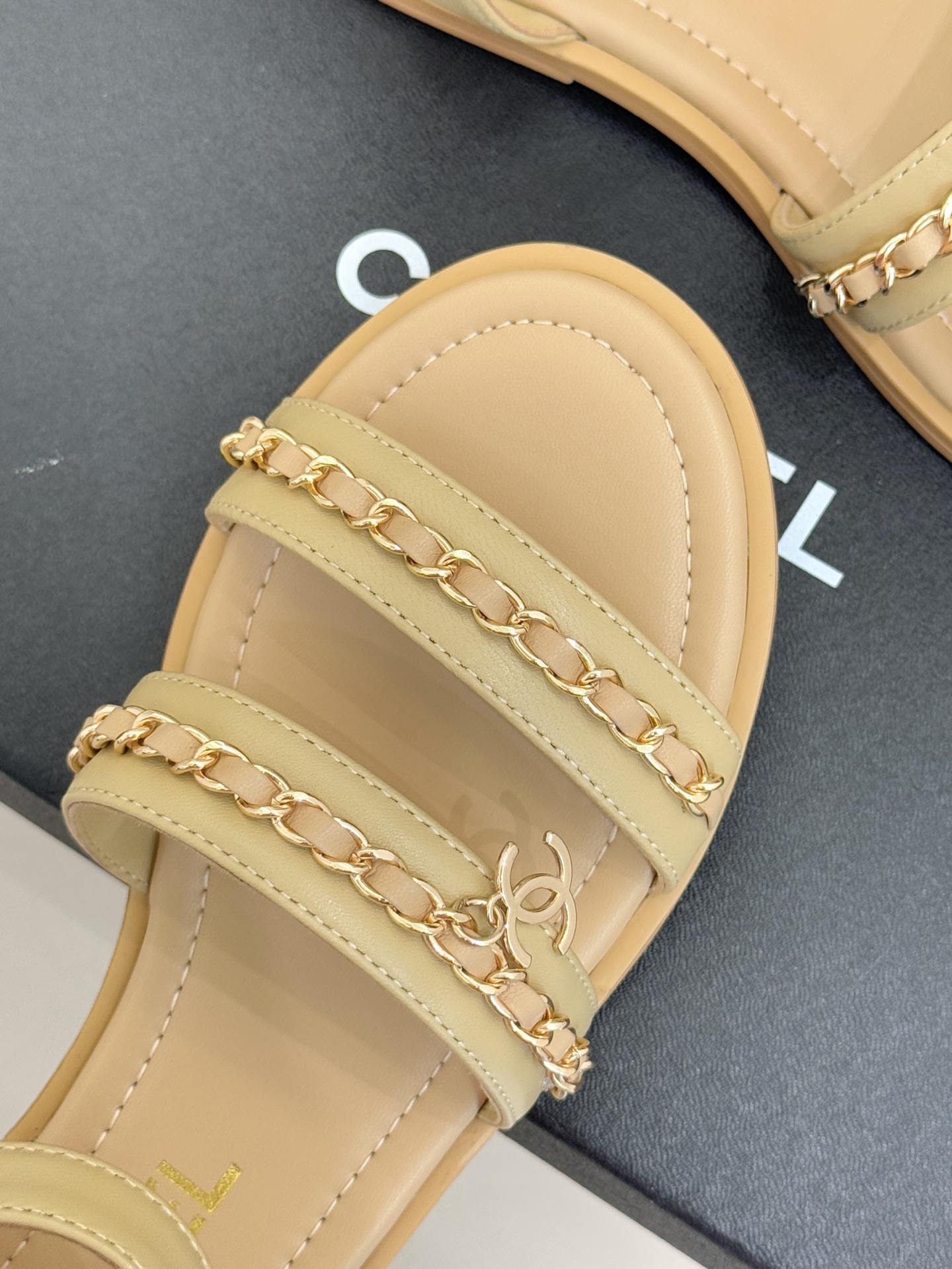 CHANE*｜小香25K新品双C链条厚底平底凉鞋当双C的光影交织链条的锋芒这款凉鞋便成了法式优雅的移动注