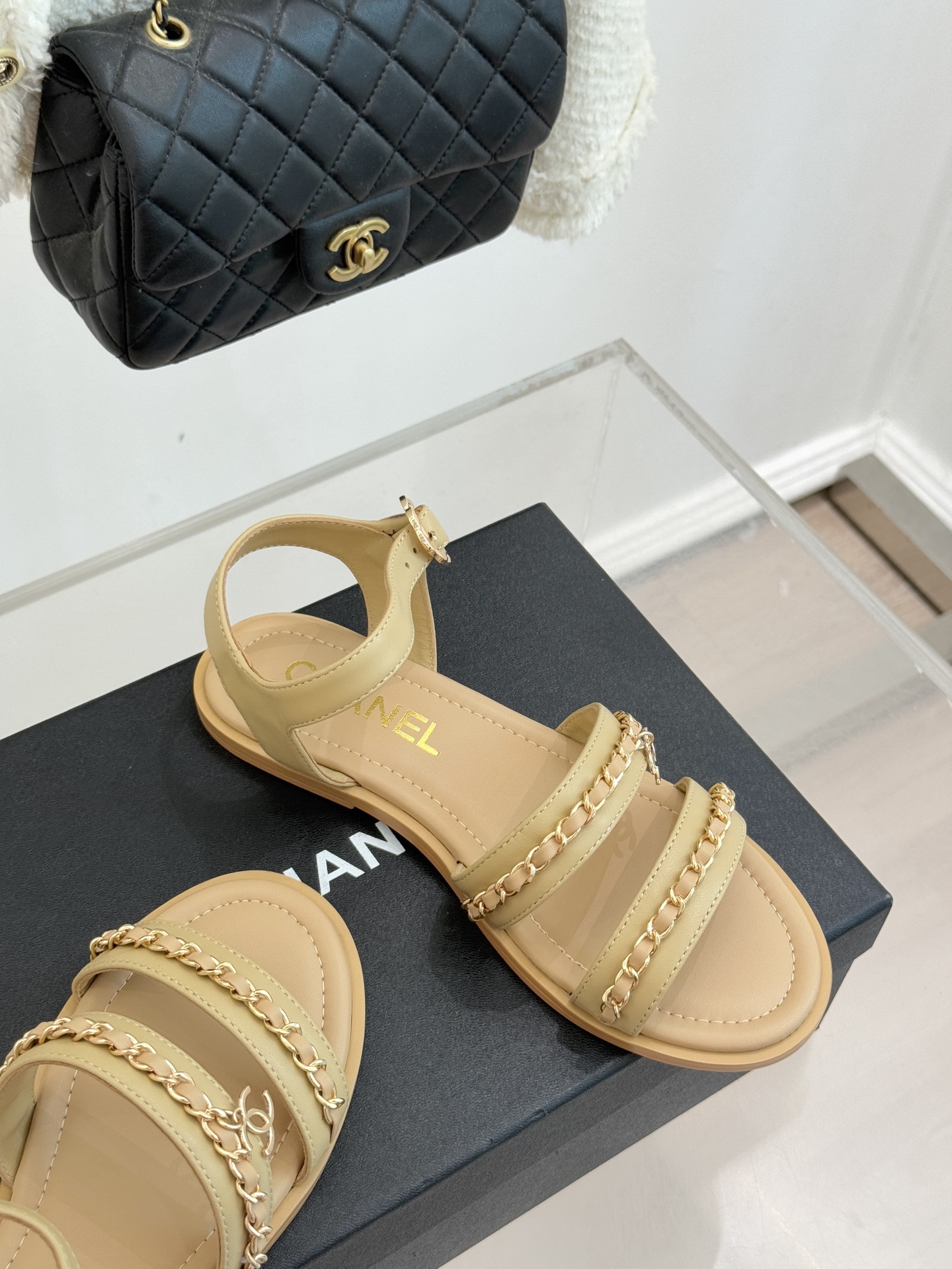 CHANE*｜小香25K新品双C链条厚底平底凉鞋当双C的光影交织链条的锋芒这款凉鞋便成了法式优雅的移动注