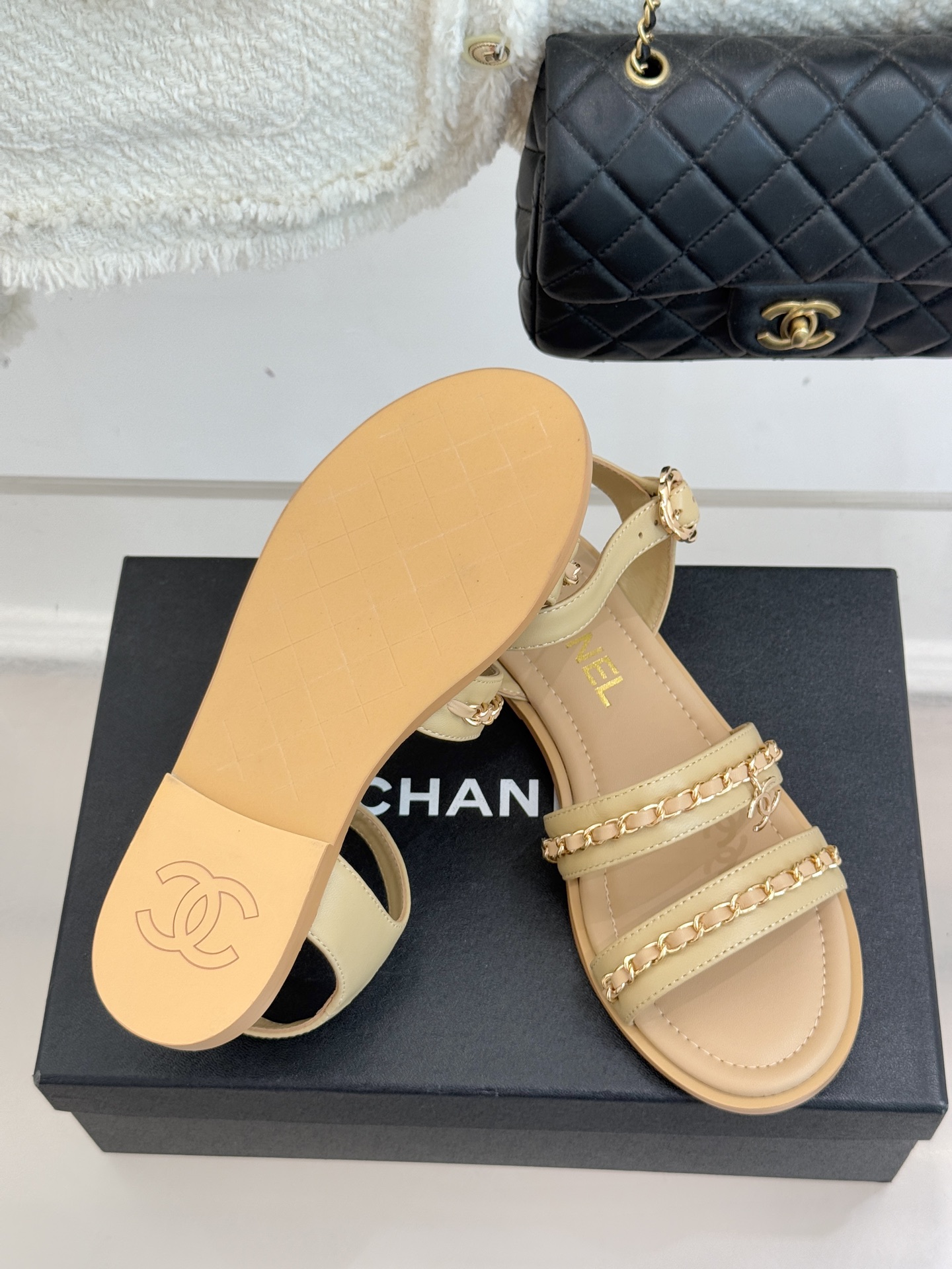 CHANE*｜小香25K新品双C链条厚底平底凉鞋当双C的光影交织链条的锋芒这款凉鞋便成了法式优雅的移动注