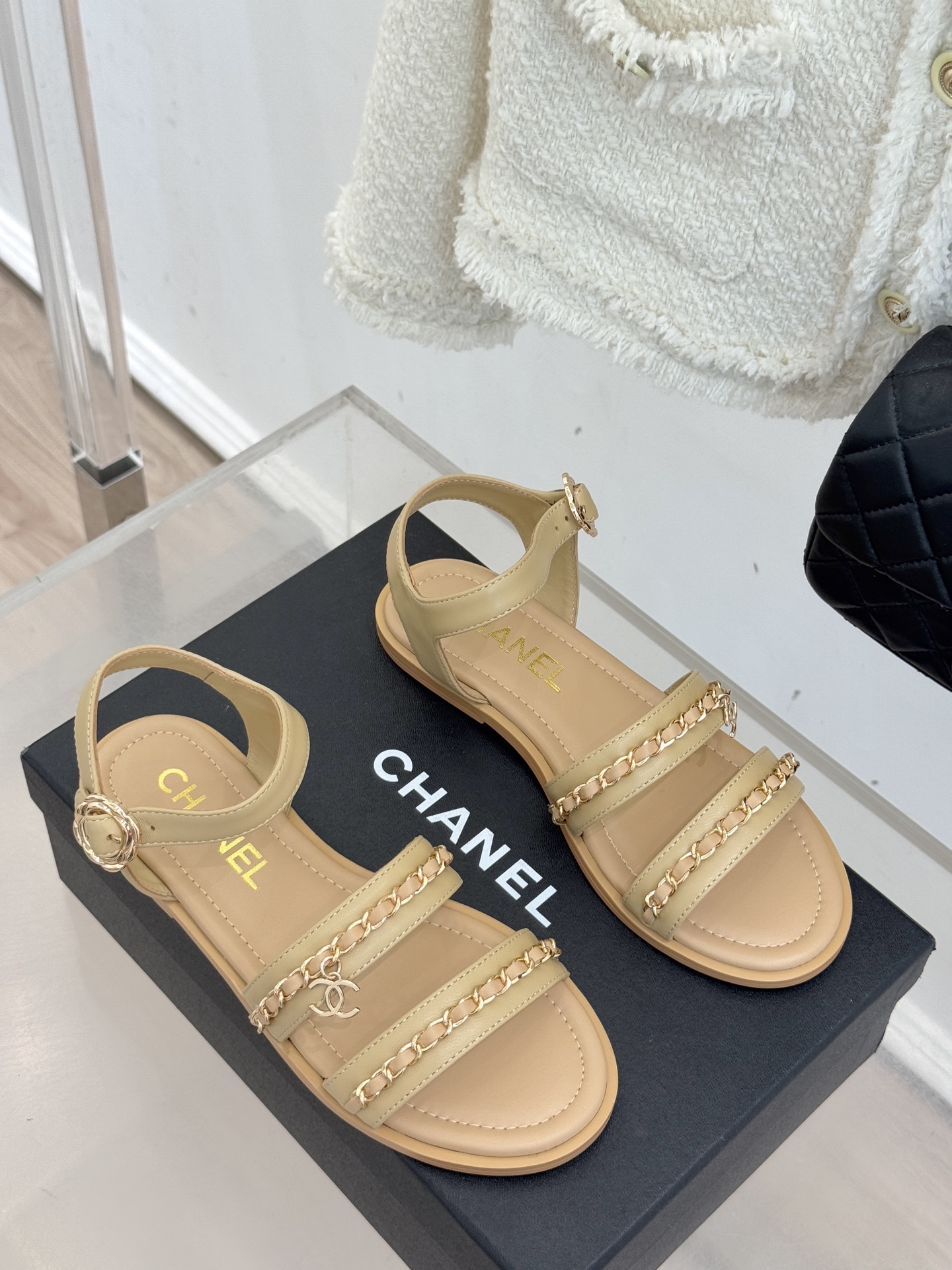 CHANE*｜小香25K新品双C链条厚底平底凉鞋当双C的光影交织链条的锋芒这款凉鞋便成了法式优雅的移动注