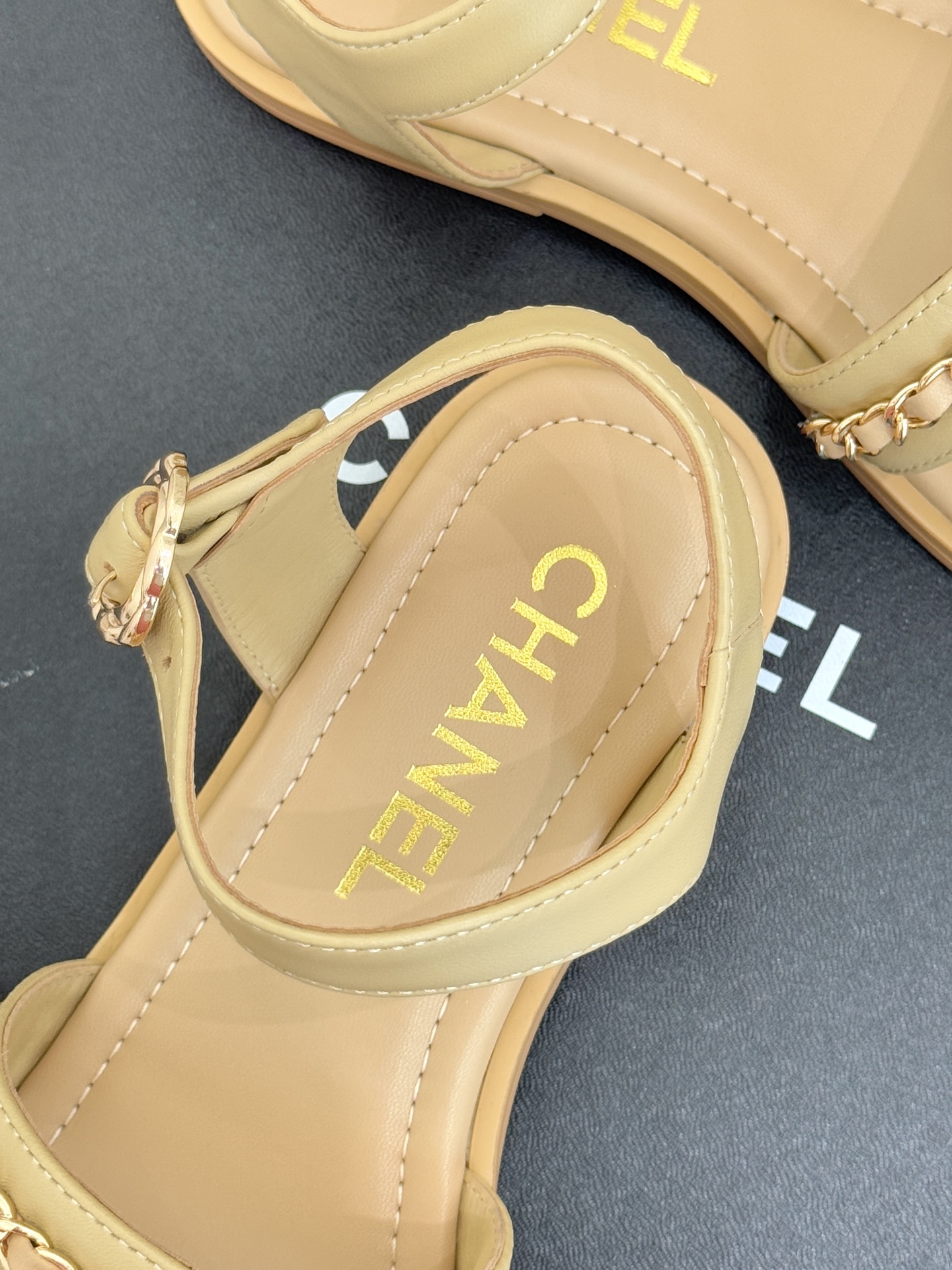 CHANE*｜小香25K新品双C链条厚底平底凉鞋当双C的光影交织链条的锋芒这款凉鞋便成了法式优雅的移动注