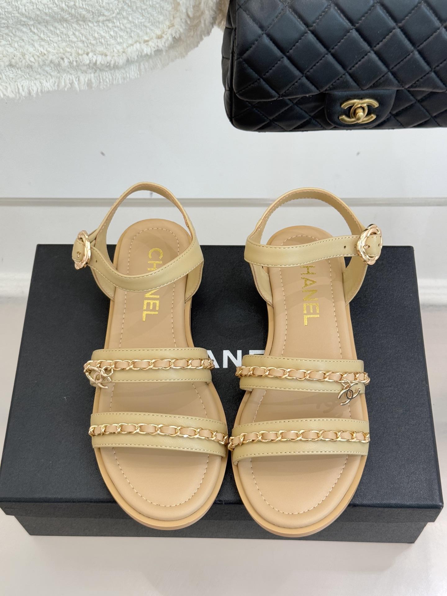 CHANE*｜小香25K新品双C链条厚底平底凉鞋当双C的光影交织链条的锋芒这款凉鞋便成了法式优雅的移动注