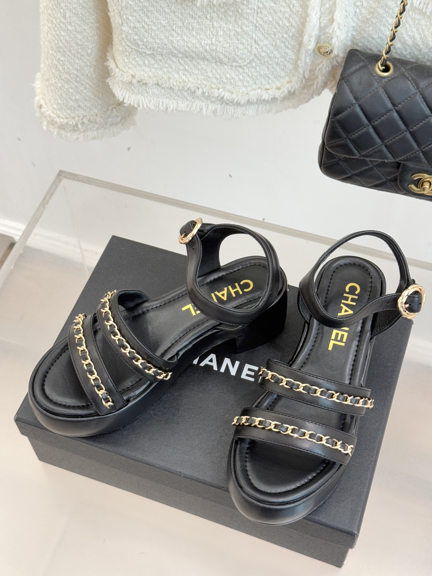 CHANE*｜小香25K新品双C链条厚底平底凉鞋当双C的光影交织链条的锋芒这款凉鞋便成了法式优雅的移动注