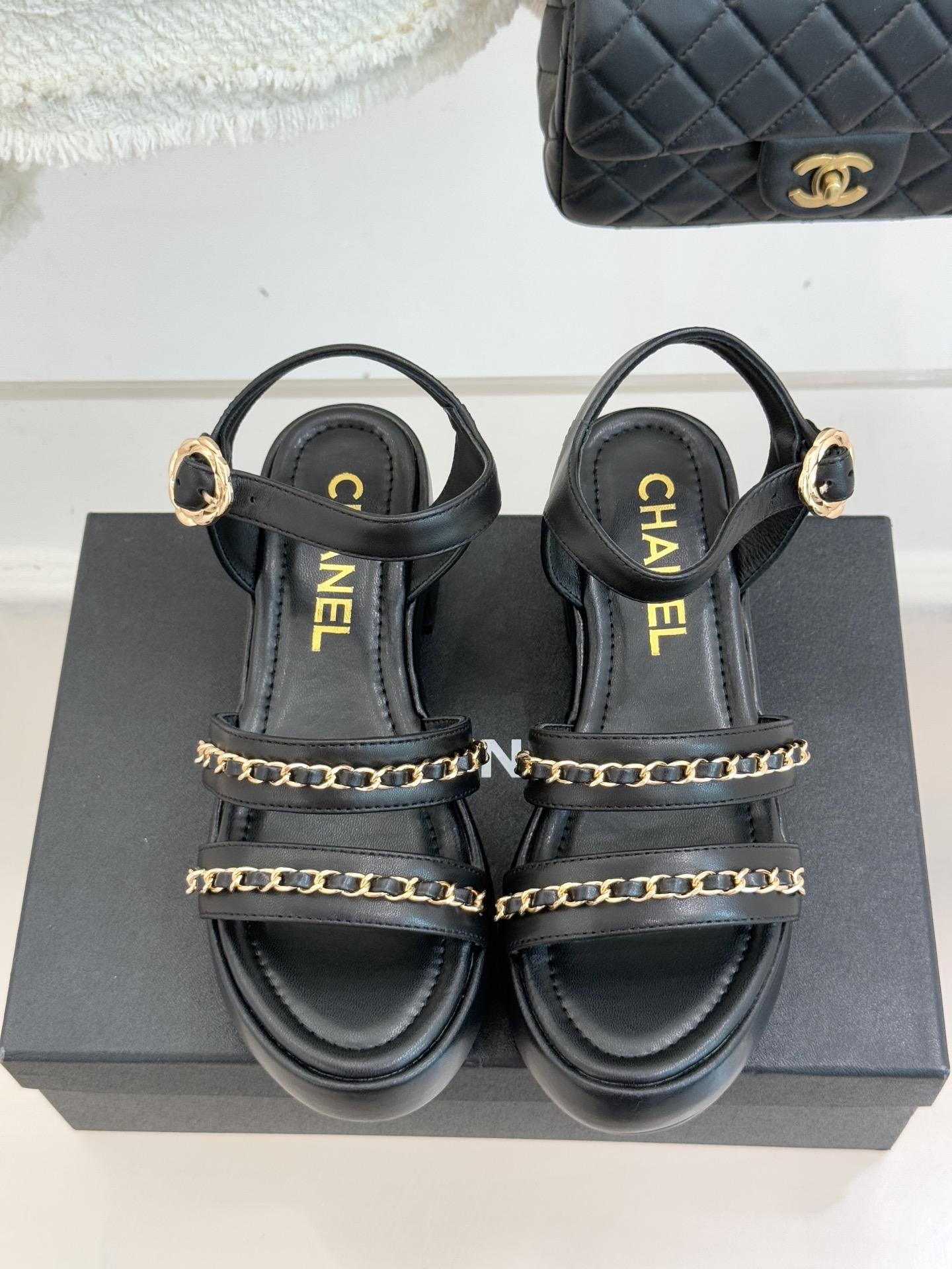 CHANE*｜小香25K新品双C链条厚底平底凉鞋当双C的光影交织链条的锋芒这款凉鞋便成了法式优雅的移动注